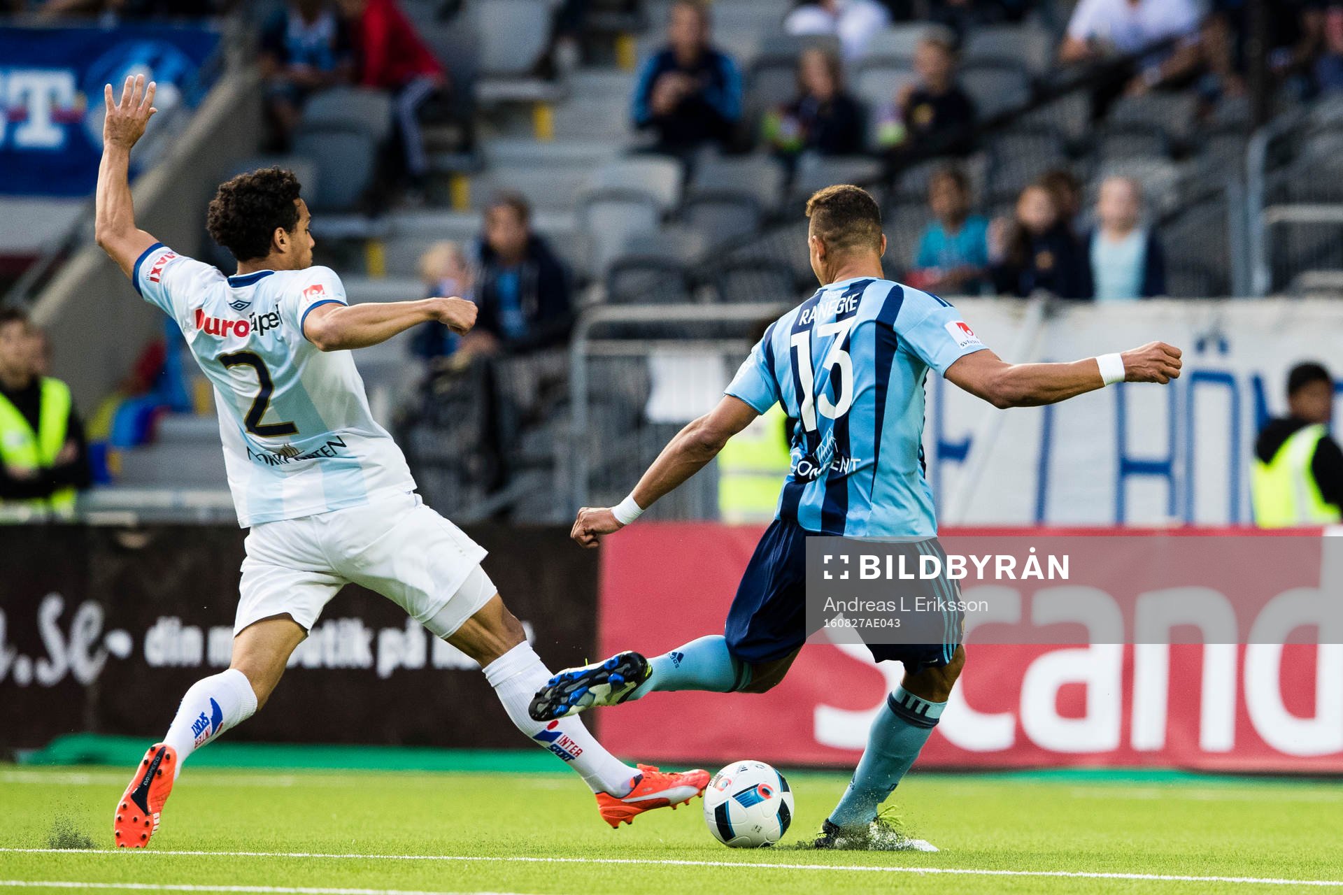Gefles Joshua Nadeau stoppar Djurgårdens Mathias Ranegie i