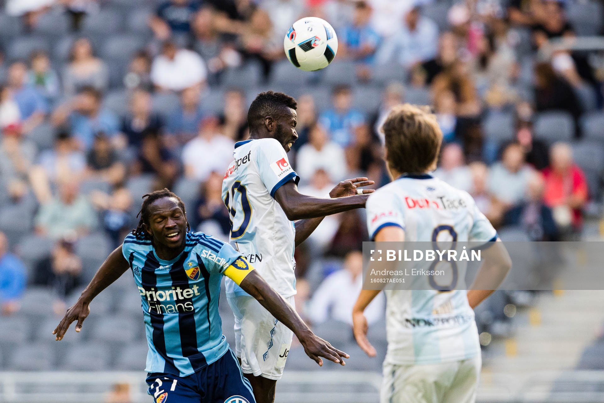 Djurgårdens Kebba Ceesay i en nickduell med Gefles Dioh