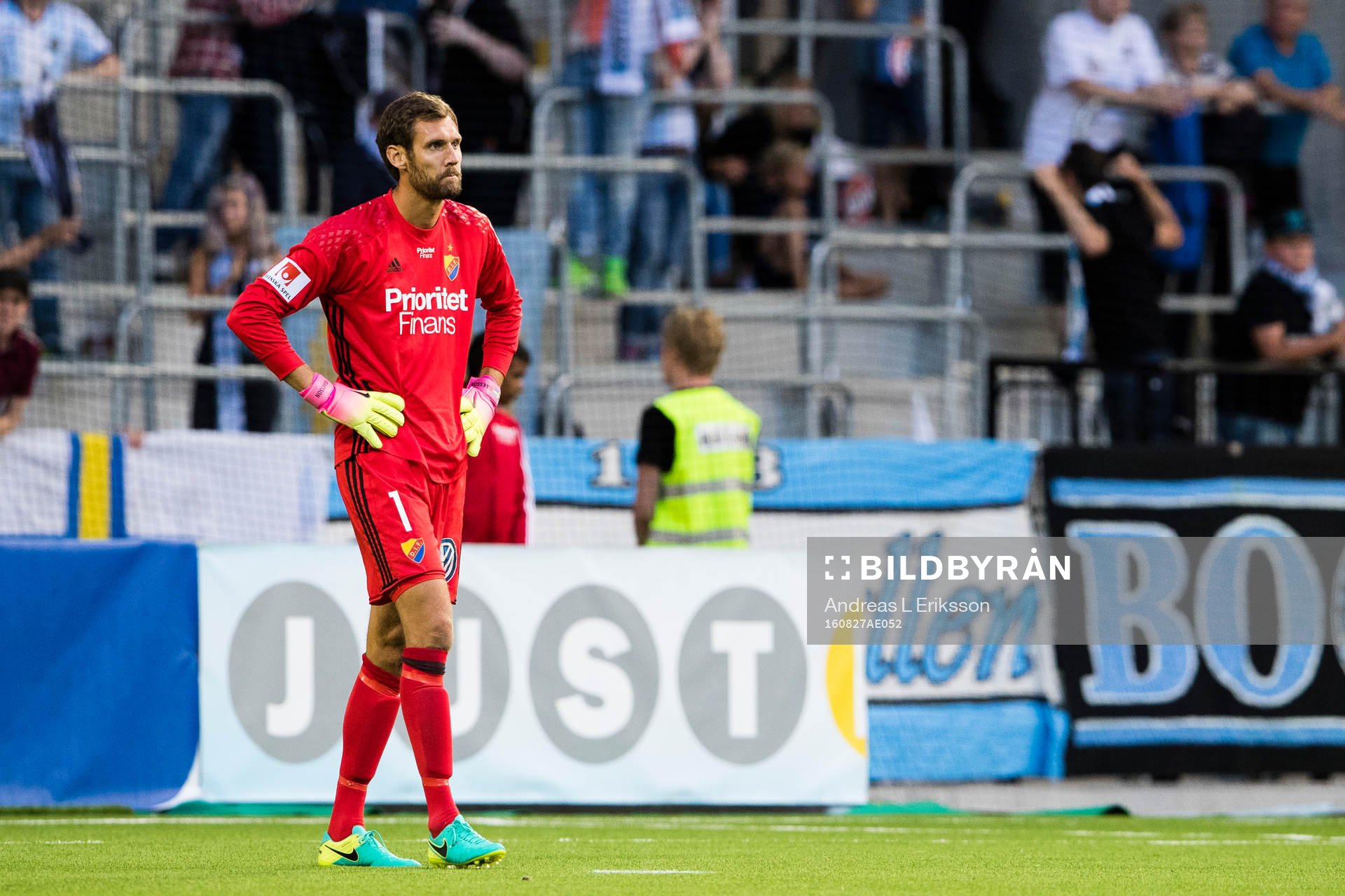 Djurgårdens målvakt Andreas Isaksson deppar