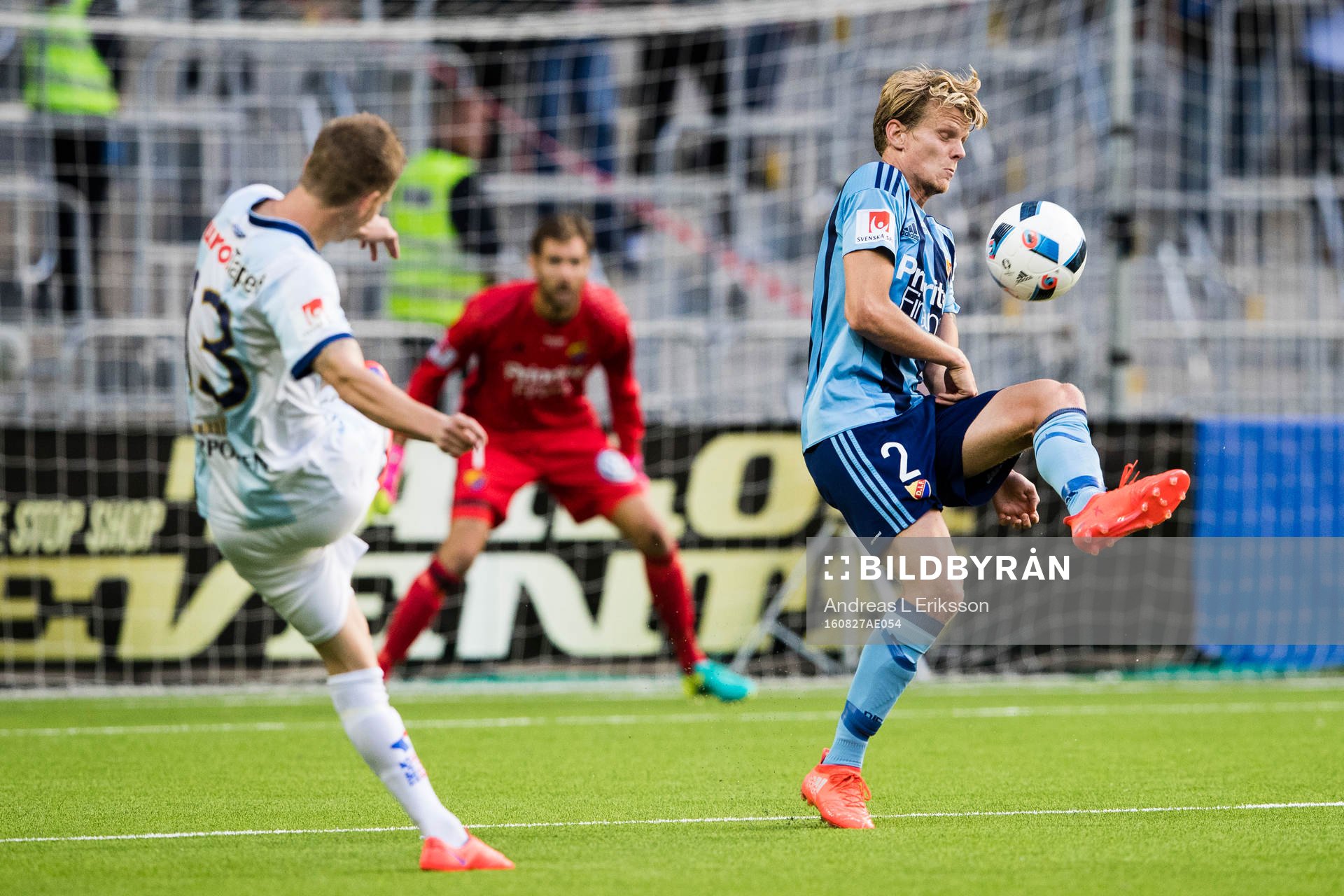 Gefles Johan Bertilsson med ett skott förbi Djurgårdens