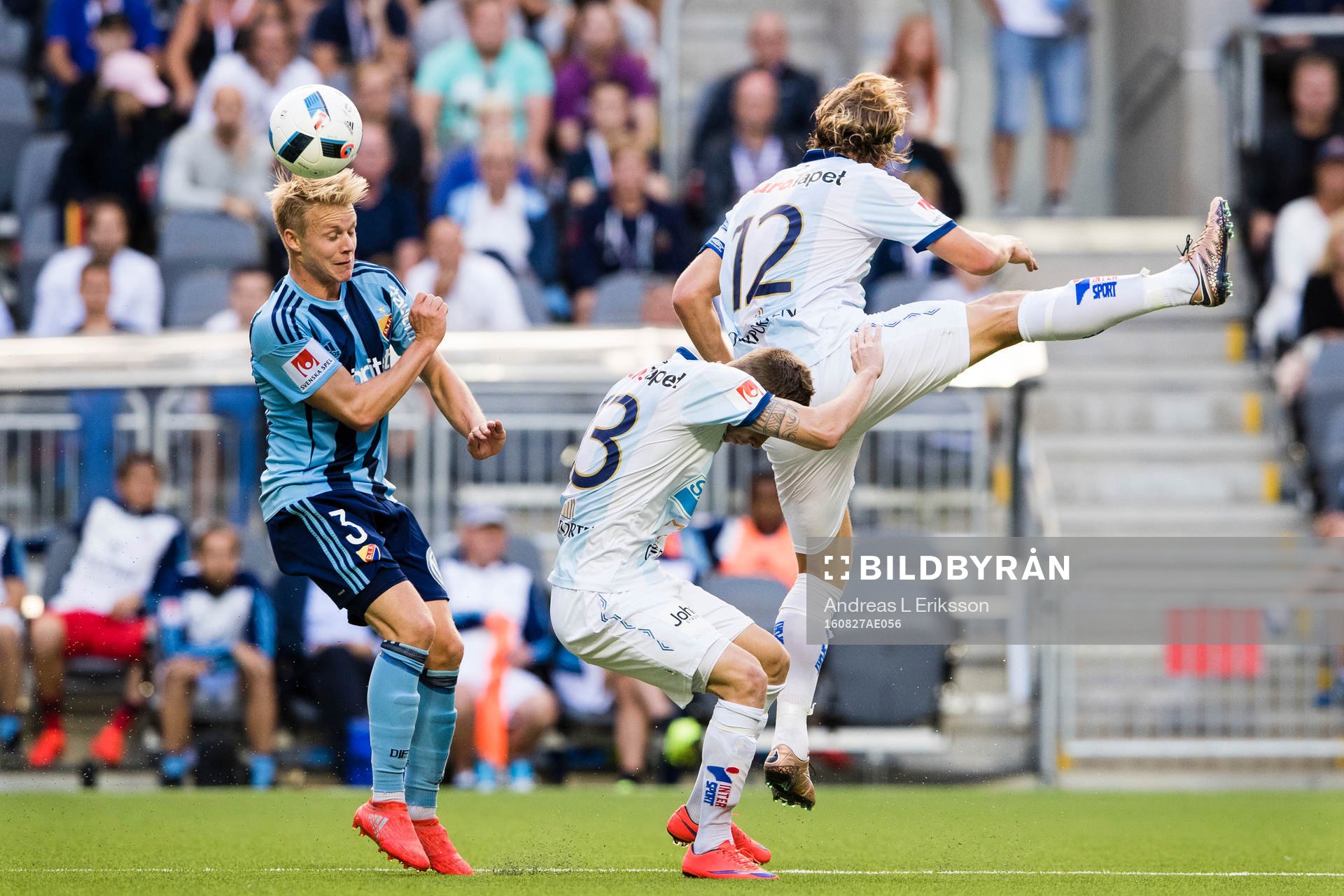 Djurgårdens Elliot Käck i kamp om bollen med Gefles Johan