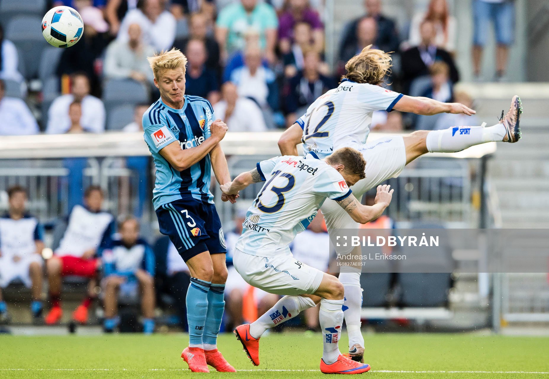 Djurgårdens Elliot Käck i kamp om bollen med Gefles Johan