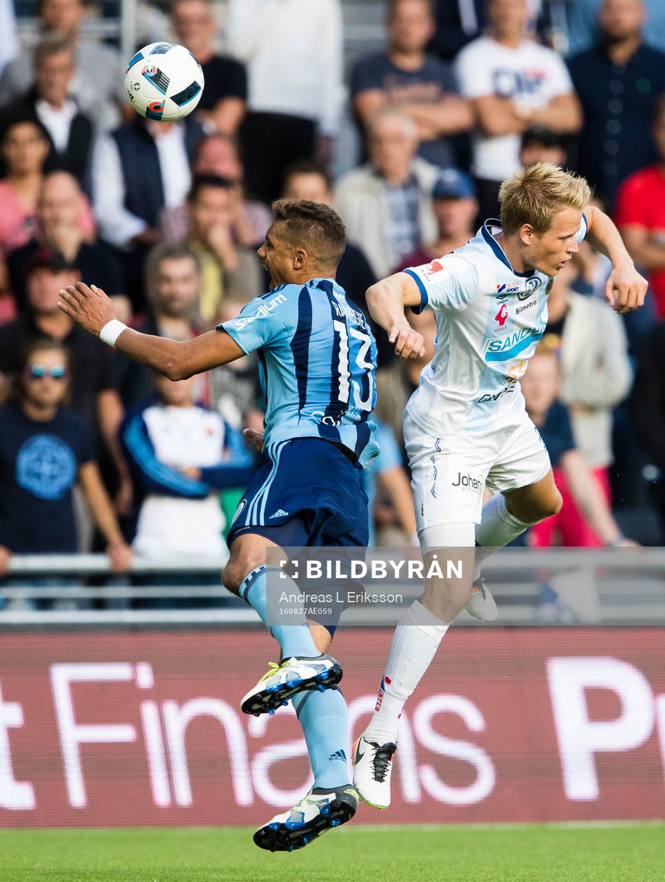 Djurgårdens Mathias Ranegie i en nickduell med Gefles