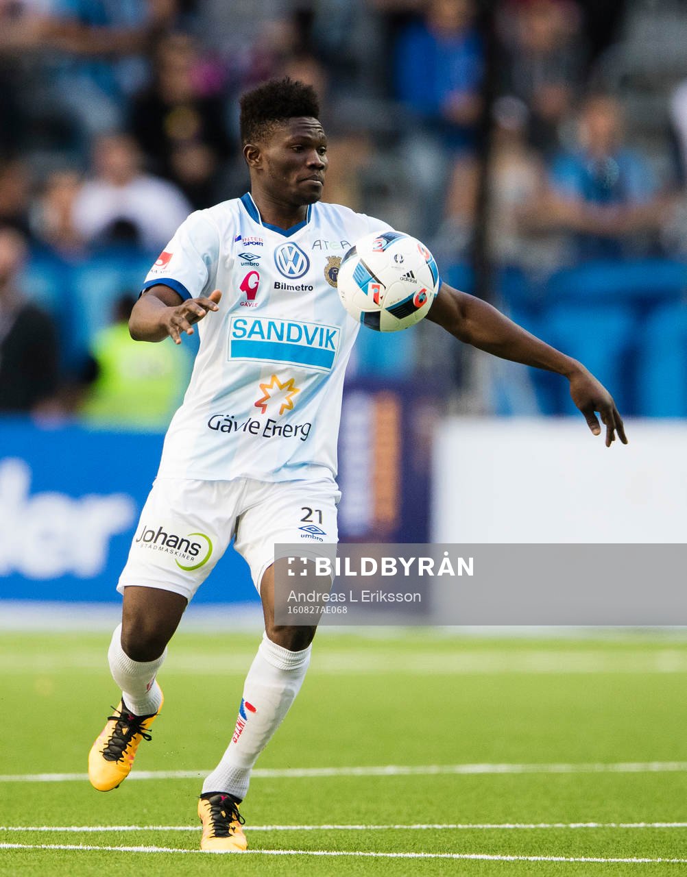 Gefles Kwame Bonsu med bollen