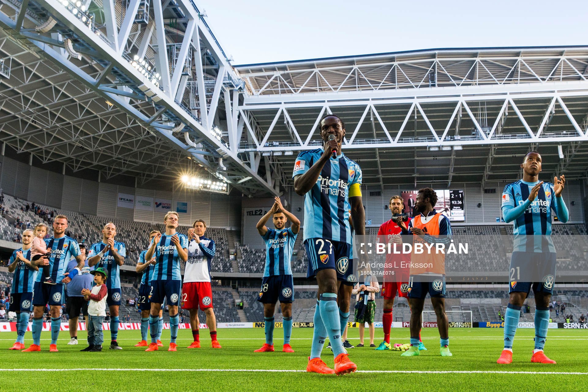 Djurgårdens Kebba Ceesay jublar med sina medspelare och publiken efter fotbollsmatchen i Allsvenskan mellan Djurgården och Gefle den 27 augusti 2016 i Stockholm.