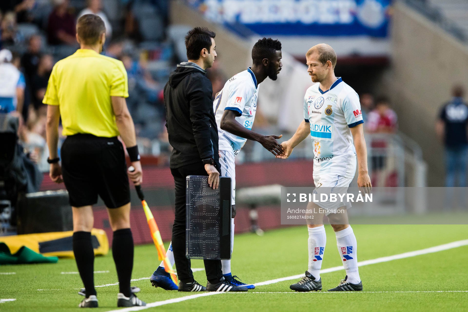 Gefles Dioh Williams gör ett byte med Jonas Lantto