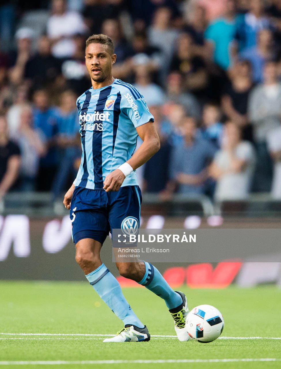 Djurgårdens Mathias Ranegie med bollen