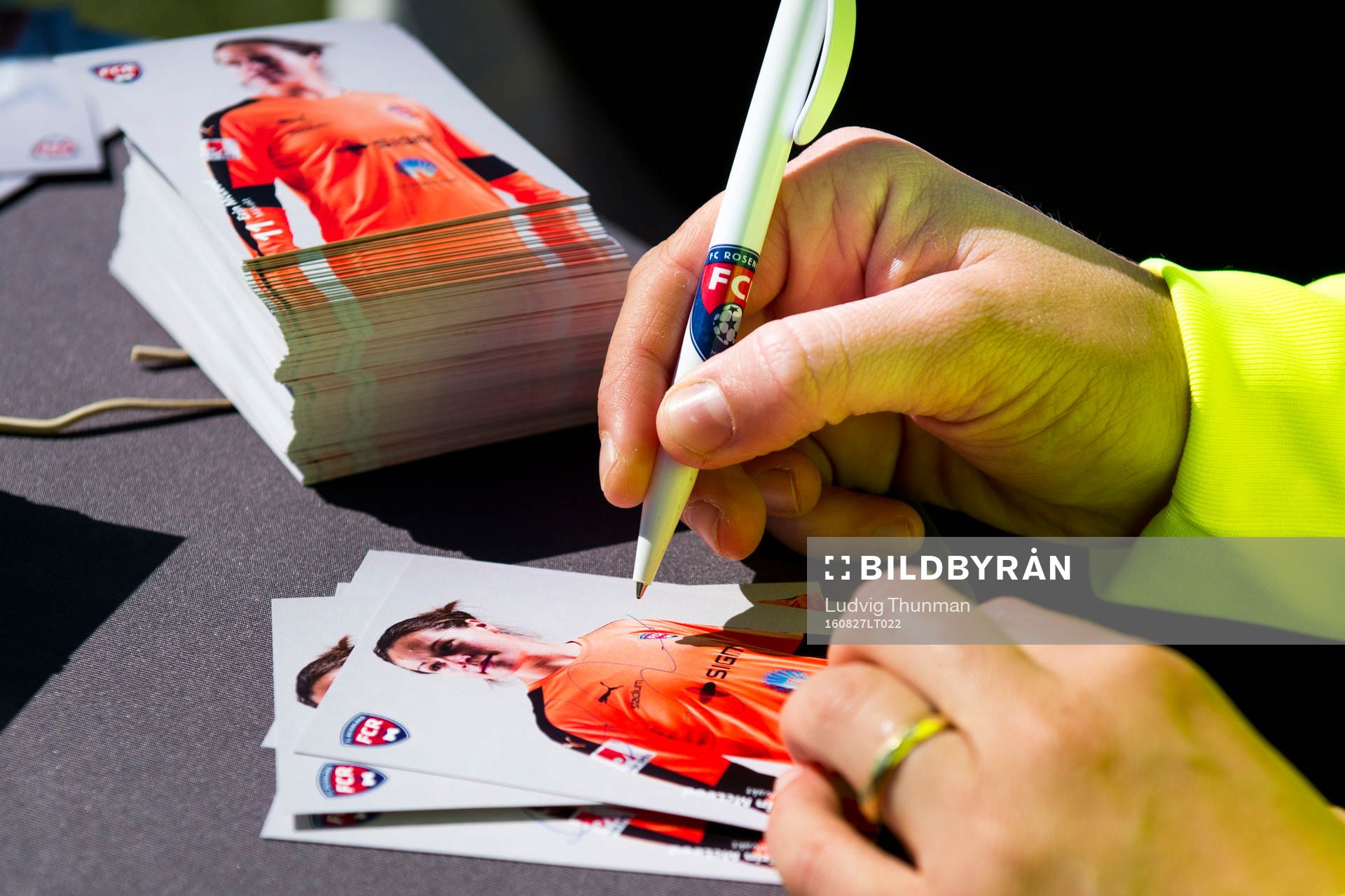 FC Rosengårds målvakt Sofia Lundgren skriver autografer