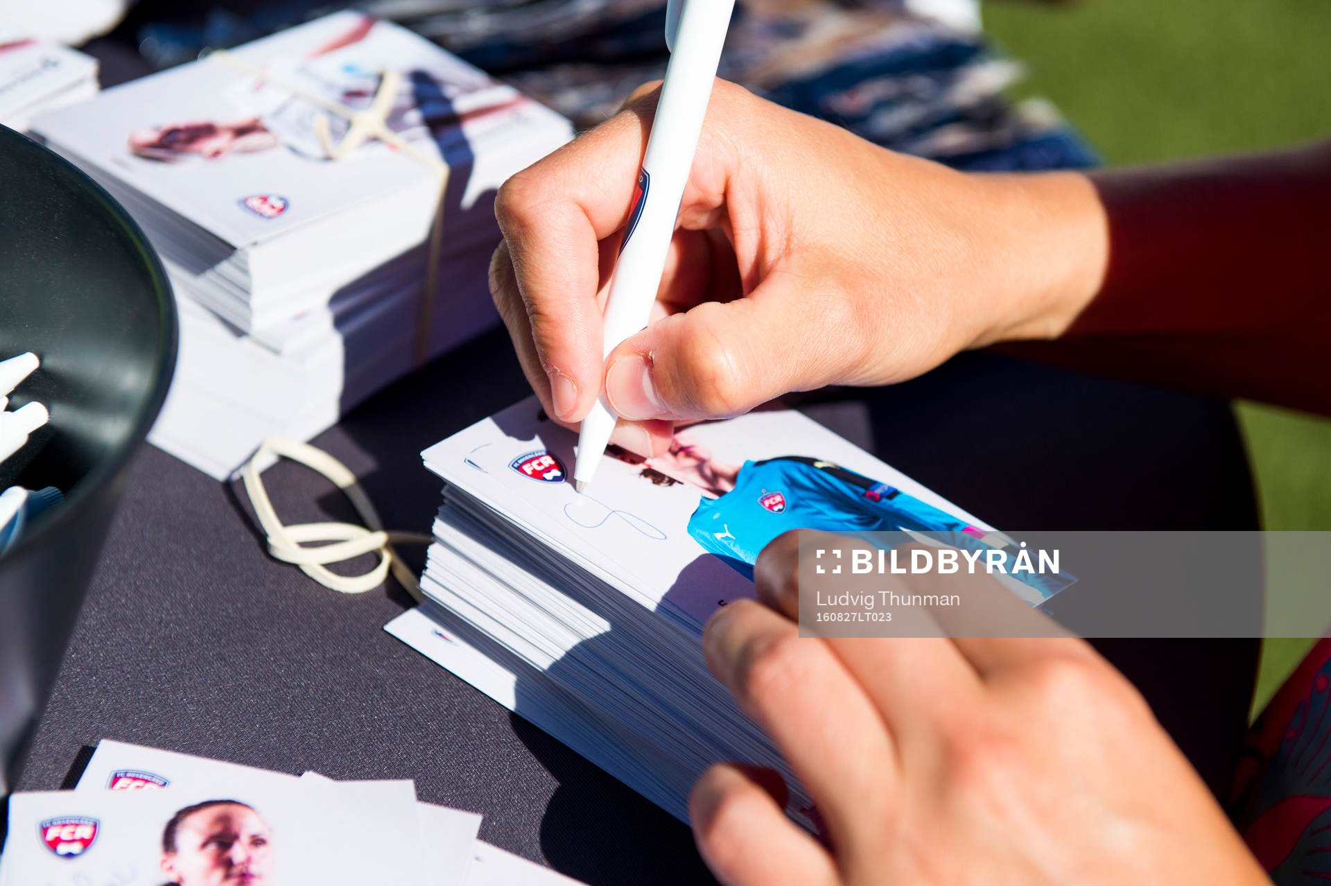 FC Rosengårds målvakt Sofia Lundgren skriver autografer på idolkort under arrangemanget Fotbollens Dag som anordnas av FC Rosengård den 27 augusti 2016 i Malmö.
