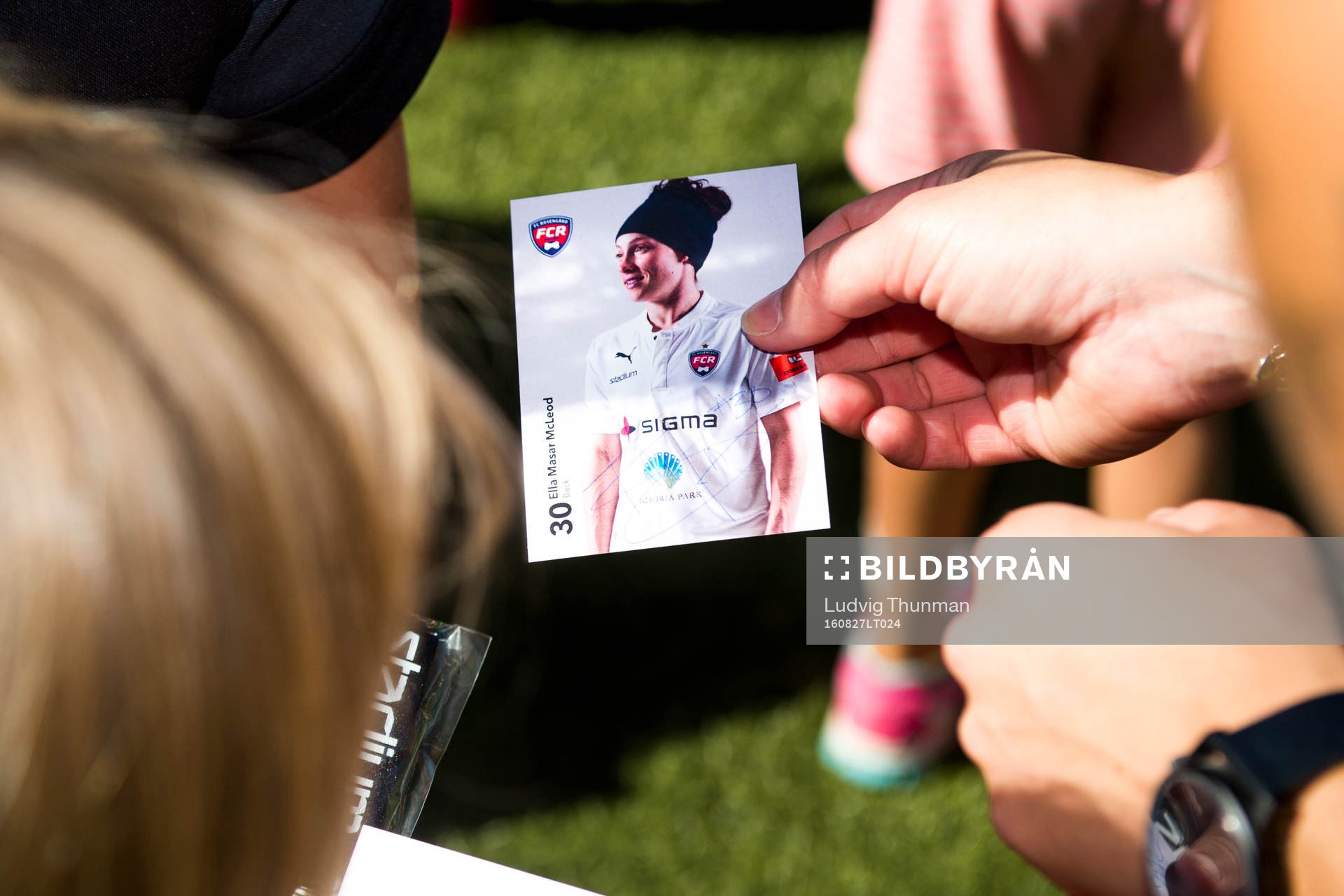 FC Rosengårds målvakt Sofia Lundgren skriver autografer på idolkort under arrangemanget Fotbollens Dag som anordnas av FC Rosengård den 27 augusti 2016 i Malmö.
