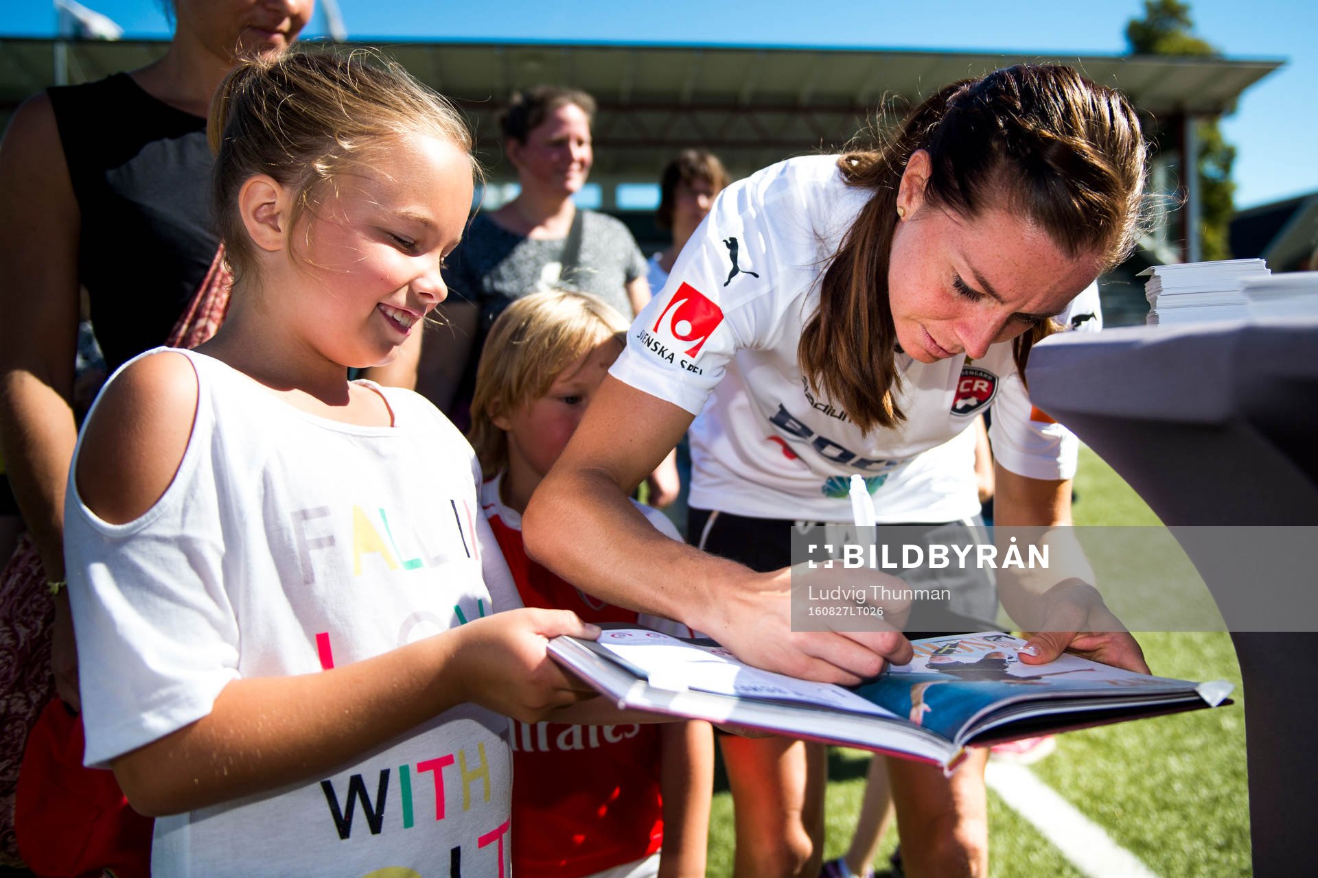 Rosengårds Lotta Schelin skriver autografer under arrangemanget Fotbollens Dag som anordnas av FC Rosengård den 27 augusti 2016 i Malmö.