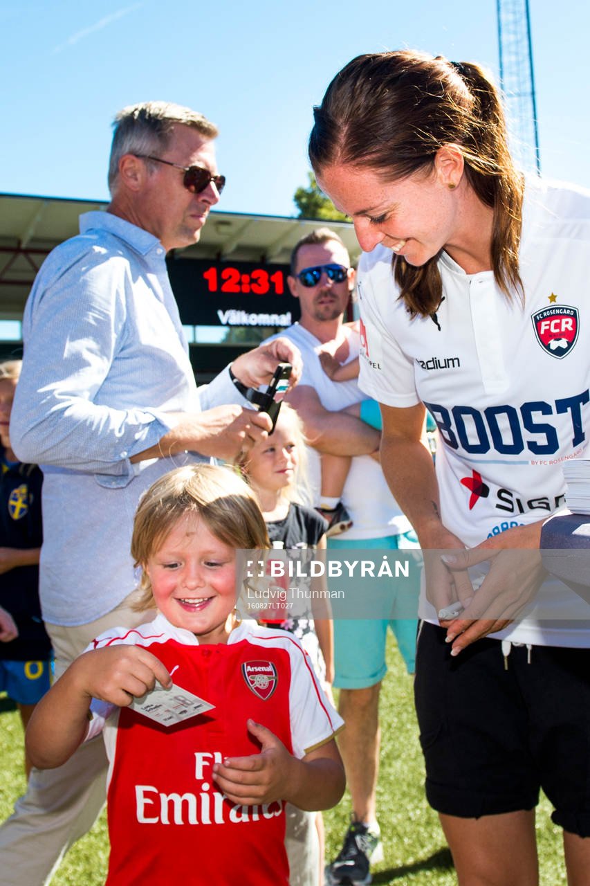Rosengårds Lotta Schelin skriver autografer under arrangemanget Fotbollens Dag som anordnas av FC Rosengård den 27 augusti 2016 i Malmö.
