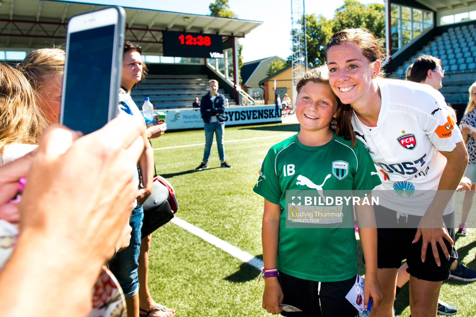 Rosengårds Lotta Schelin poserar för en bild med en besökare under arrangemanget Fotbollens Dag som anordnas av FC Rosengård den 27 augusti 2016 i Malmö.