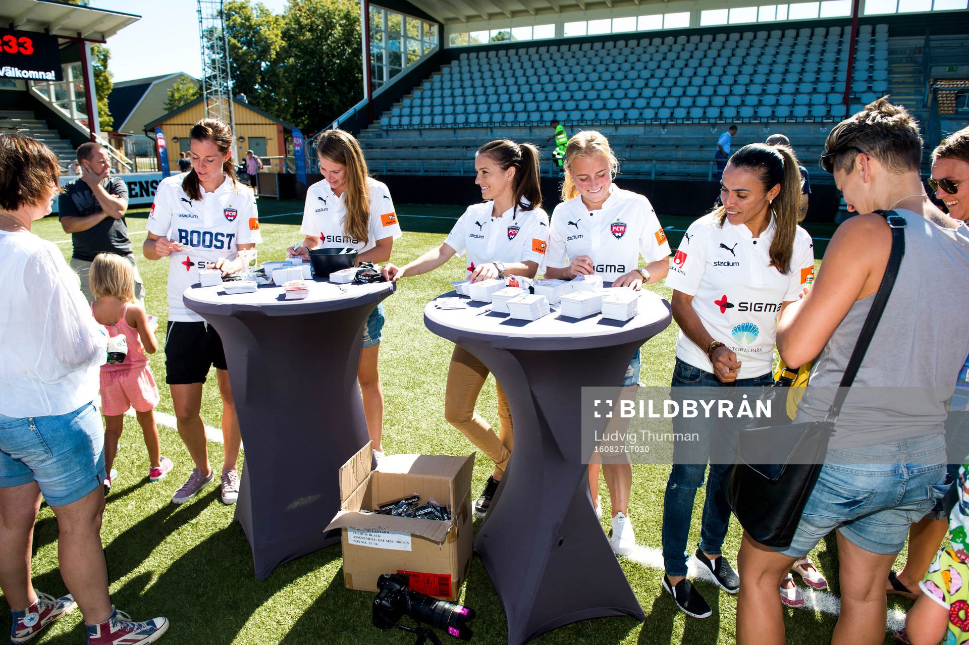 Rosengårds spelare skriver autografer under arrangemanget Fotbollens Dag som anordnas av FC Rosengård den 27 augusti 2016 i Malmö.