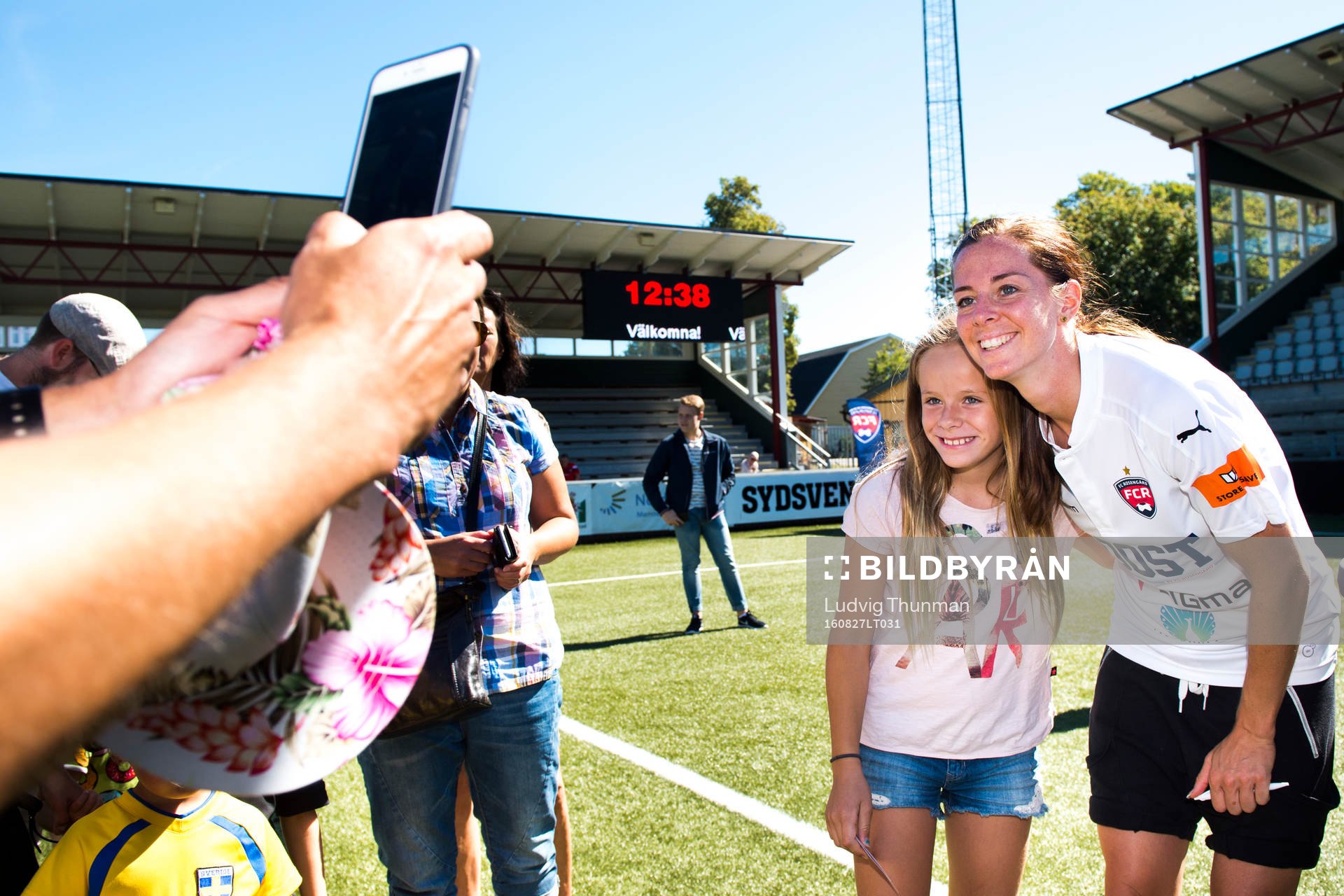 Rosengårds Lotta Schelin poserar för en bild med en besökare under arrangemanget Fotbollens Dag som anordnas av FC Rosengård den 27 augusti 2016 i Malmö.