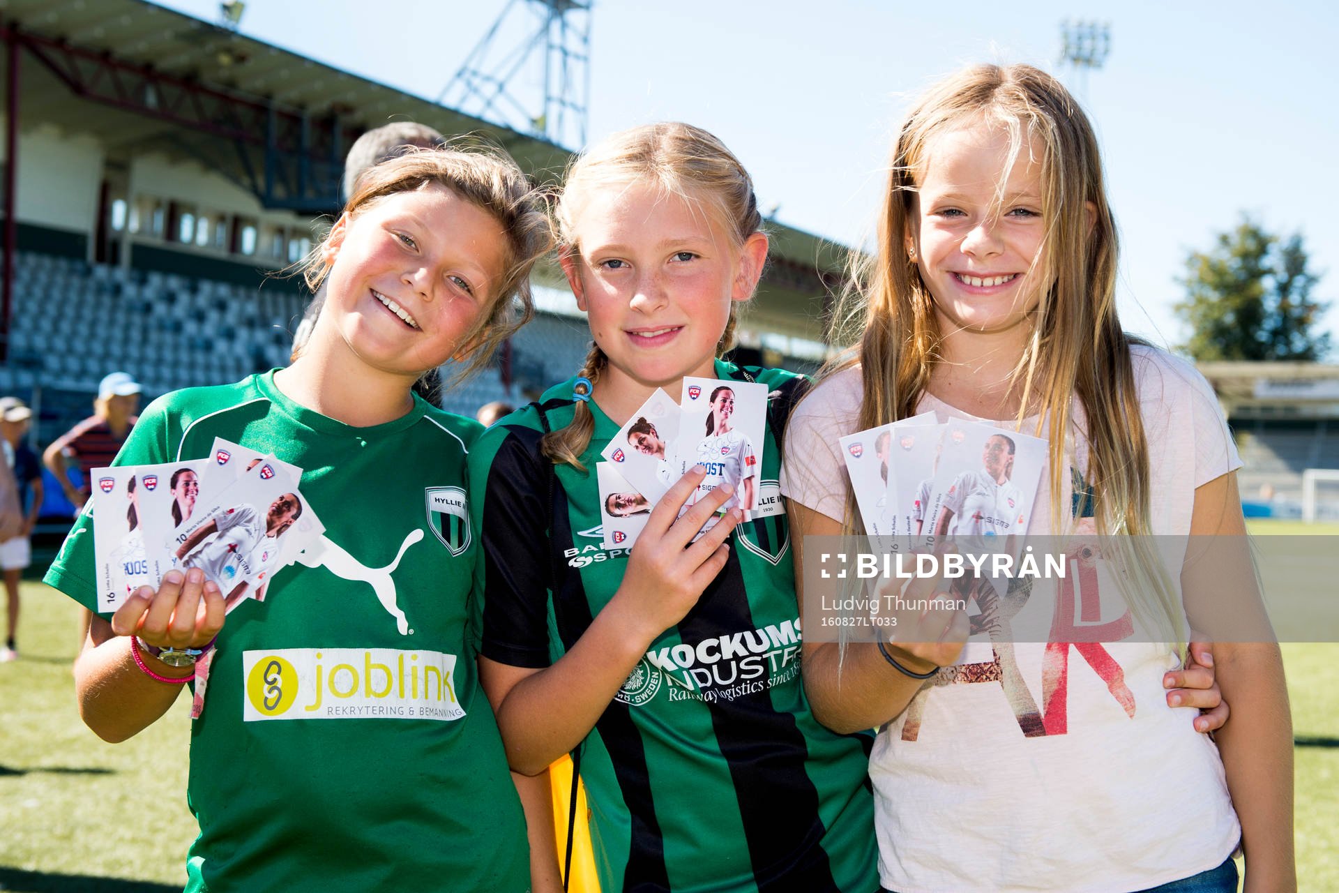 Isabel Bodecker, Julia Lindström och Maja Juhlin från Hyllie IFs F05/06 håller upp de idolkort med autografer de fått under arrangemanget Fotbollens Dag som anordnas av FC Rosengård den 27 augusti 2016 i Malmö.