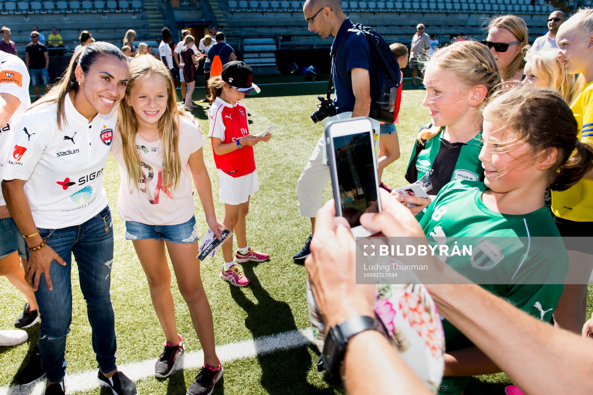 Maja Juhlin poserar för en bild med Rosengårds Marta Viera Da Silva samtidigt som Isabel Bodecker, Julia Lindström tittar på under arrangemanget Fotbollens Dag som anordnas av FC Rosengård den 27 augusti 2016 i Malmö.