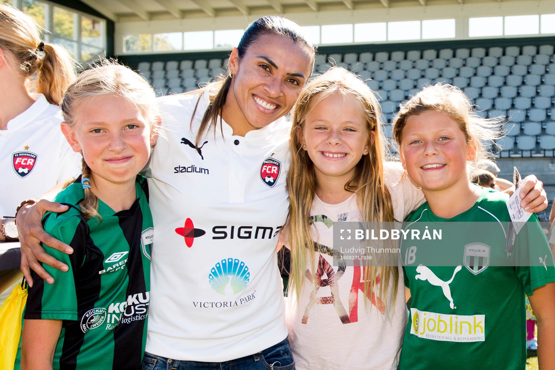 Julia Lindström, Rosengårds Marta Viera Da Silva, Maja Juhlin och Isabel Bodecker poserar för en bild under arrangemanget Fotbollens Dag som anordnas av FC Rosengård den 27 augusti 2016 i Malmö.