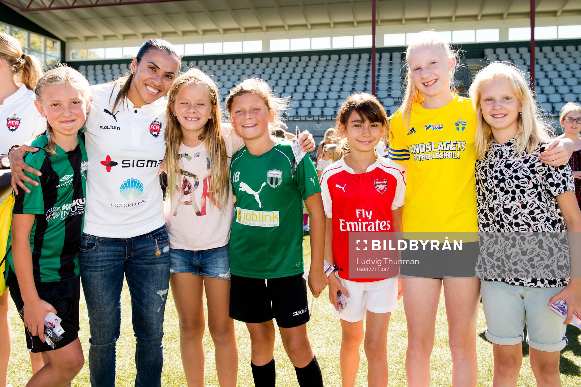 Bland andra Julia Lindström, Rosengårds Marta Viera Da Silva, Maja Juhlin och Isabel Bodecker poserar för en bild under arrangemanget Fotbollens Dag som anordnas av FC Rosengård den 27 augusti 2016 i Malmö.