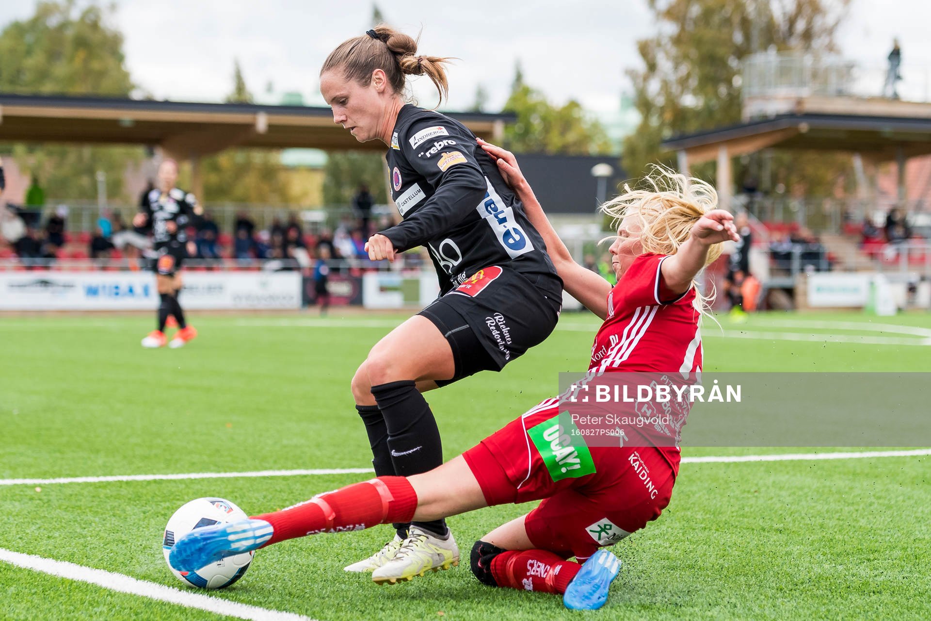 Piteås Elin Bragnum tacklar Örebros Hanne Gråhns