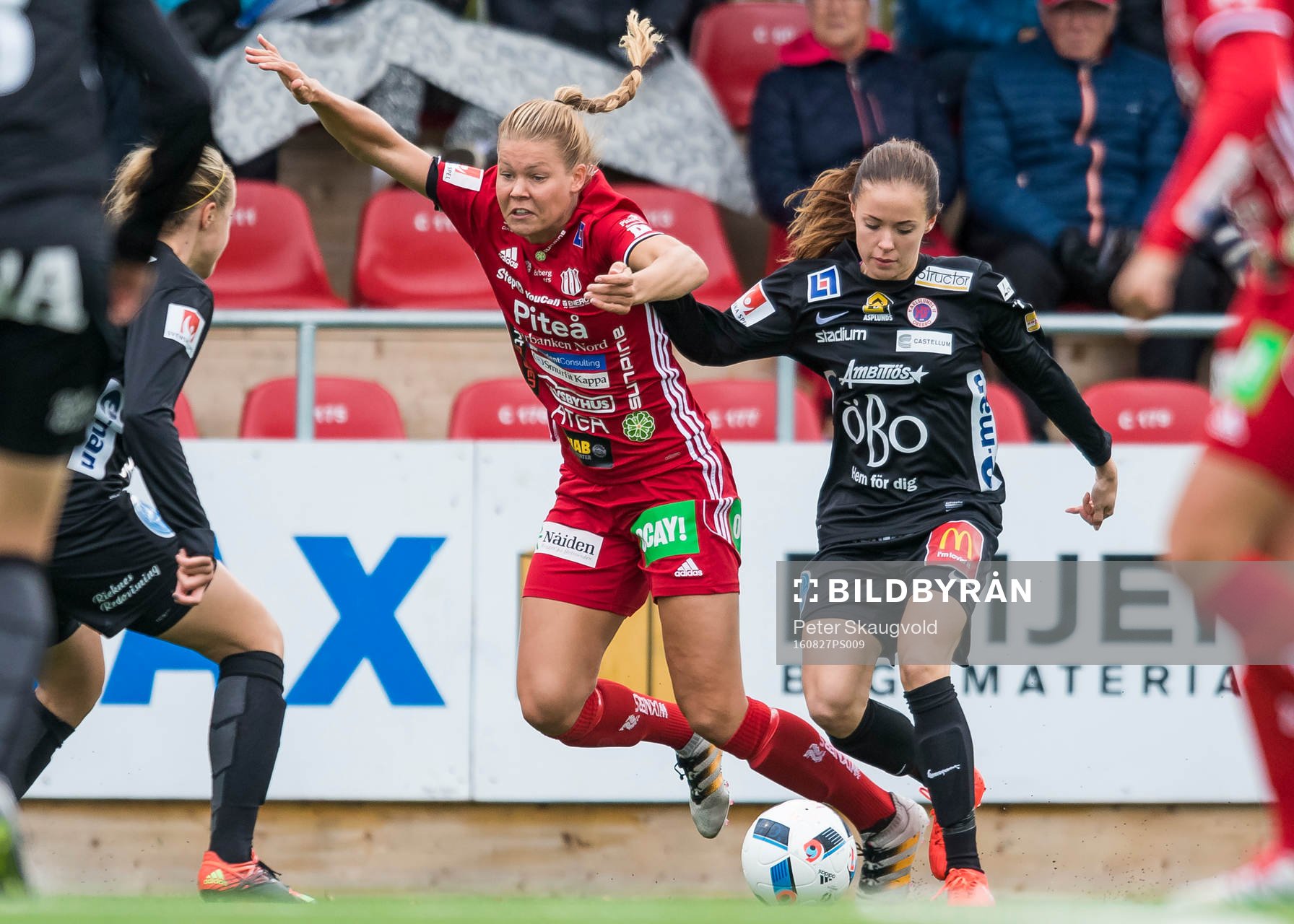 Örebros Elin Johansson tacklar omkull Piteås Nina
