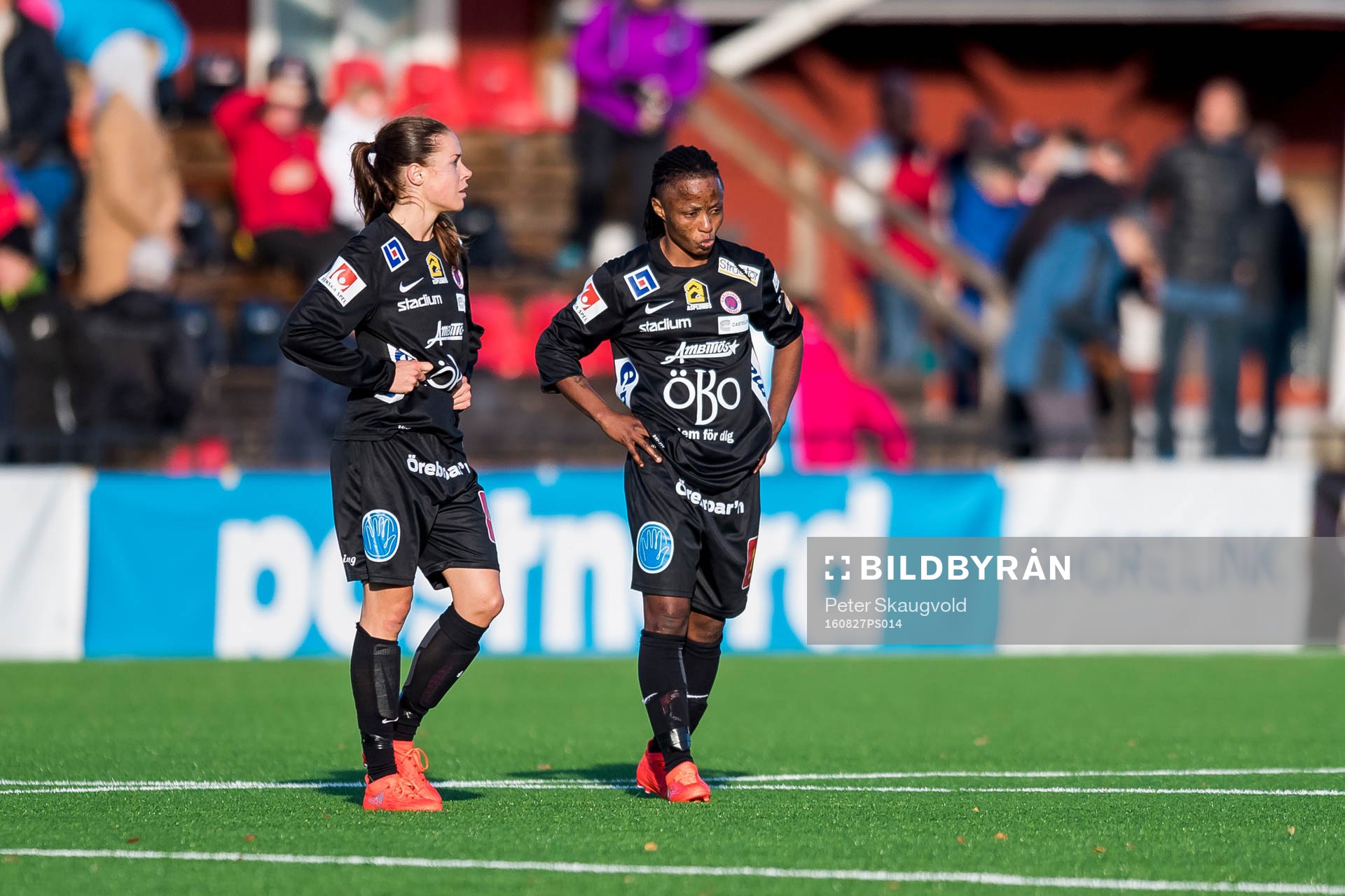 Örebros Elin Johansson (v) och Ogonna Chukwudi (h) deppar