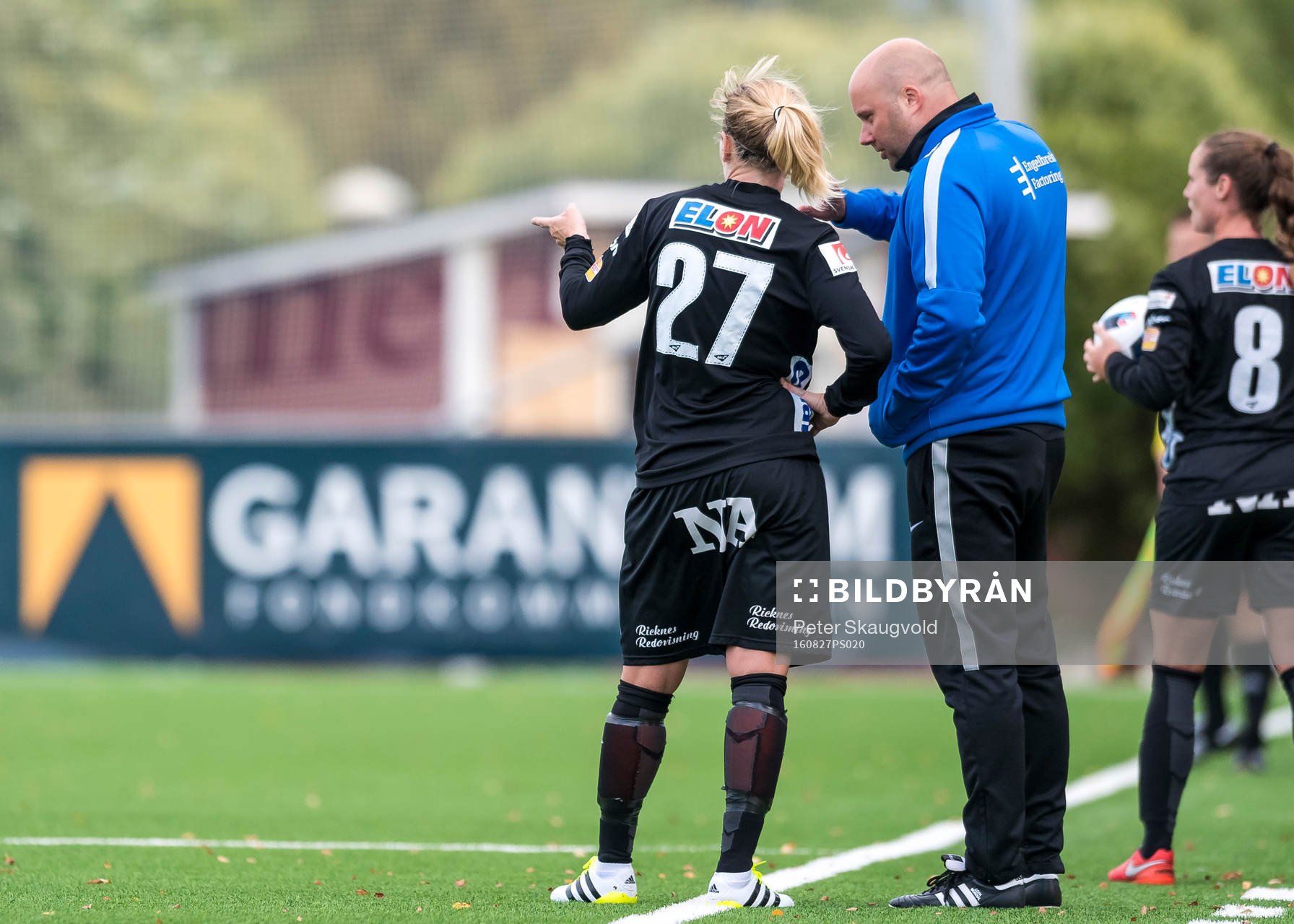 Örebros Lisa Dahlkvist pratar med tränare Martin Skogman under fotbollsmatchen i Damallsvenskan mellan Piteå och KIF Örebro den 27 augusti 2016 i Piteå.