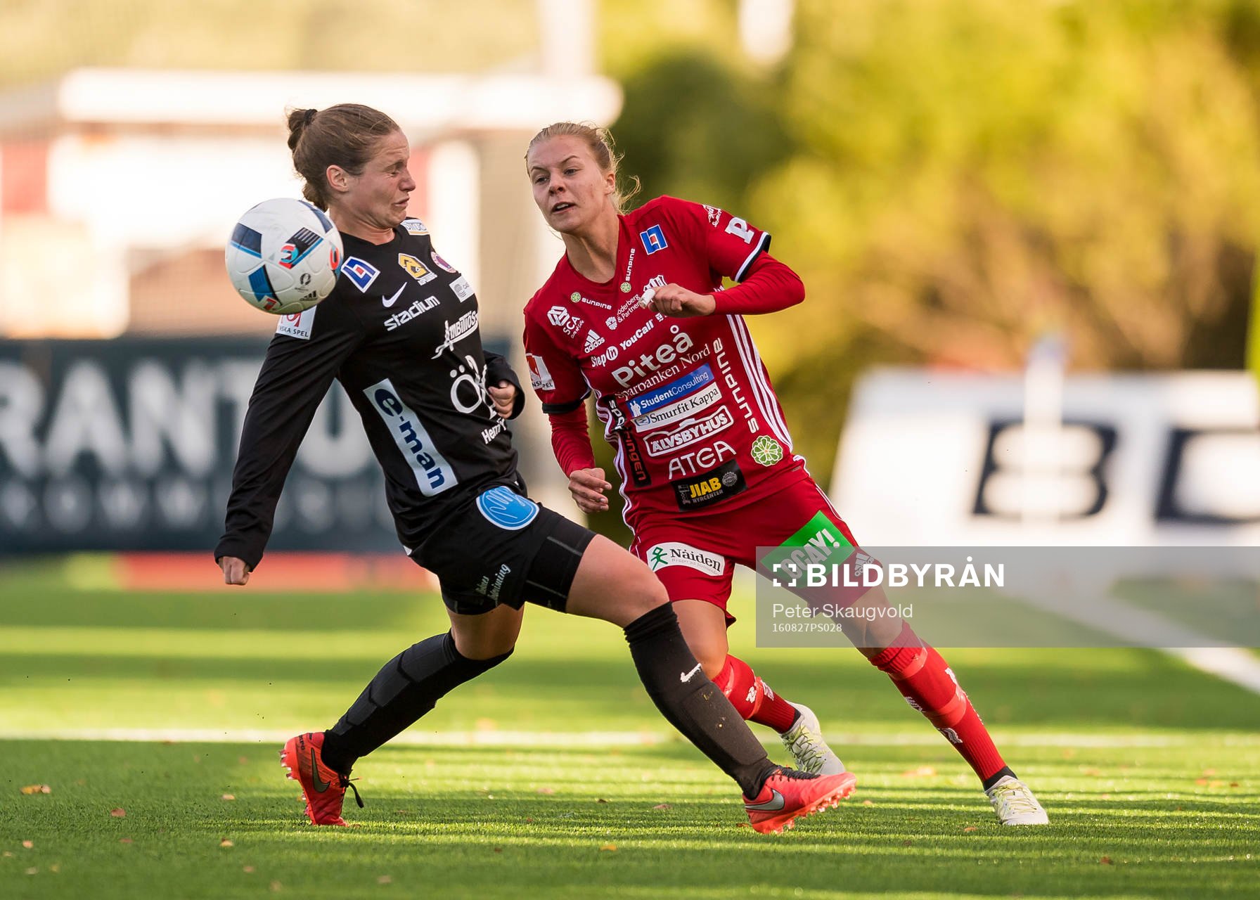 Piteås Lotta Ökvist får förbi Örebros Michelle de Jongh