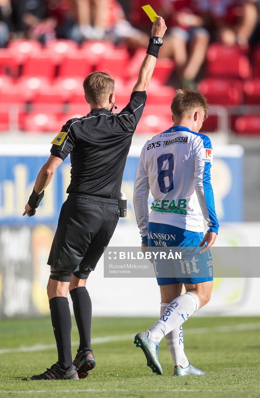 Norrköpings Nicklas Bärkroth blir varnad av domaren Johan