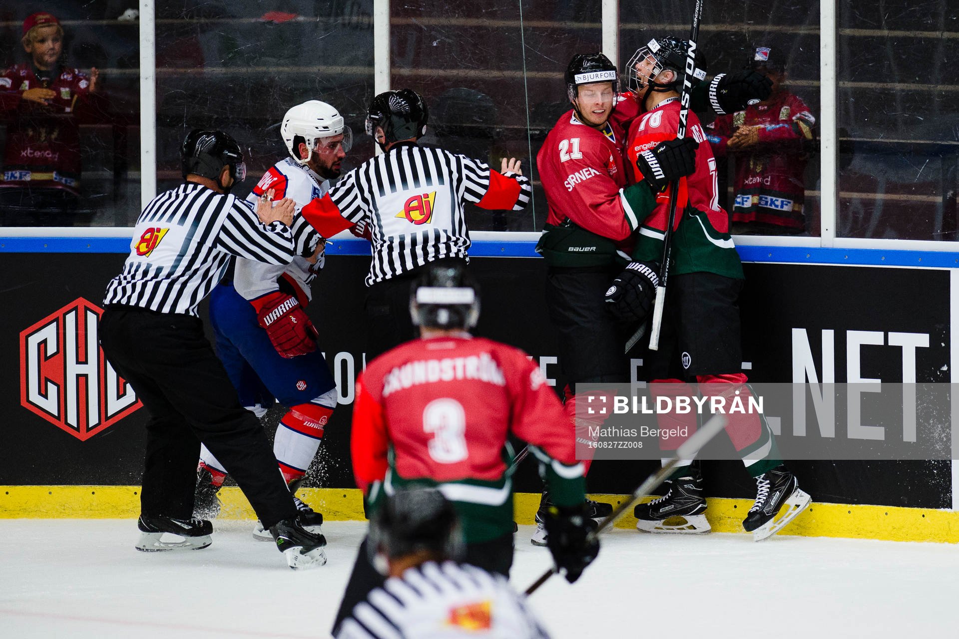 Domarna håller tillbaka Pardubices Nicholas Schaus medan
