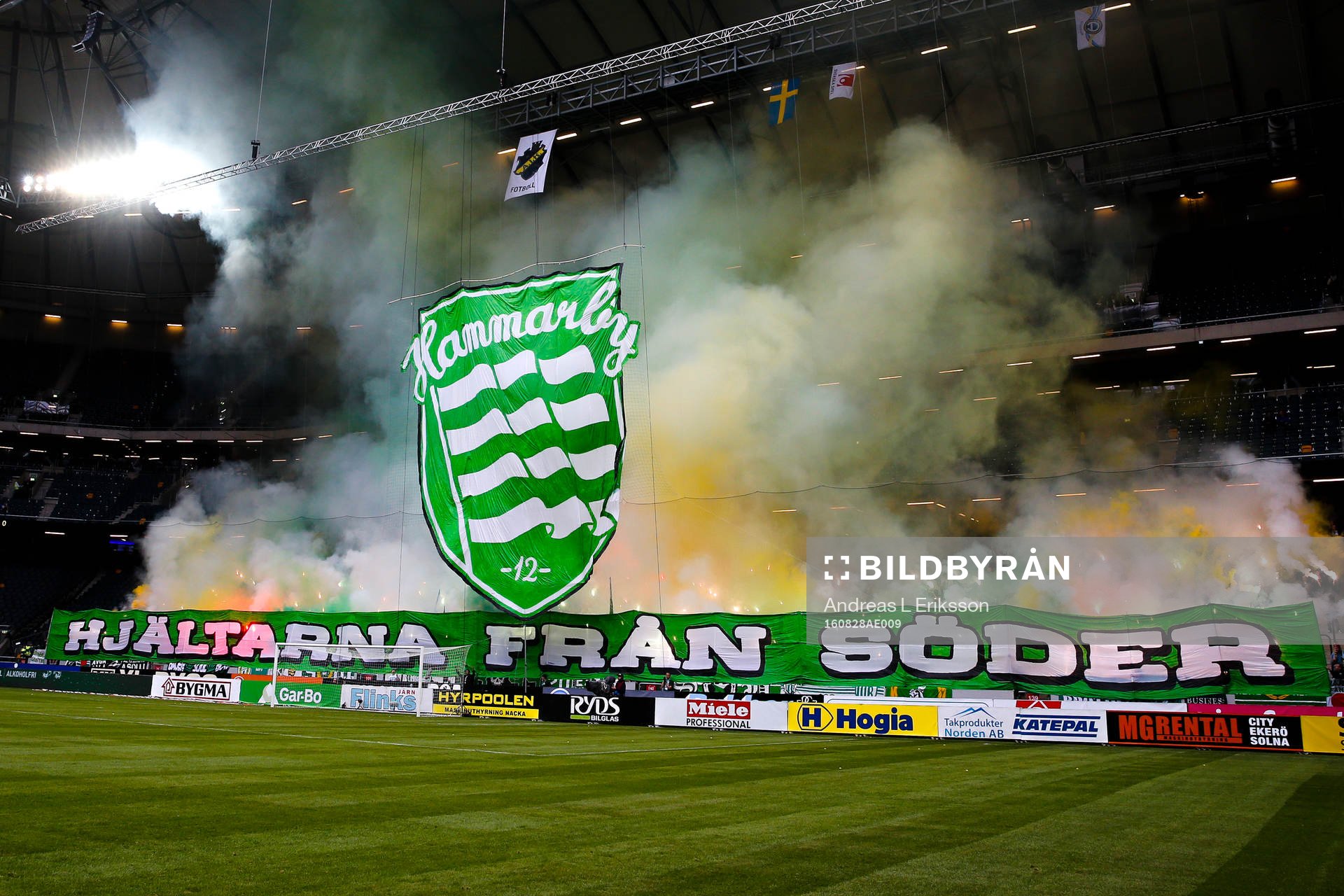 Hammarbys supportrar med tifo före fotbollsmatchen i