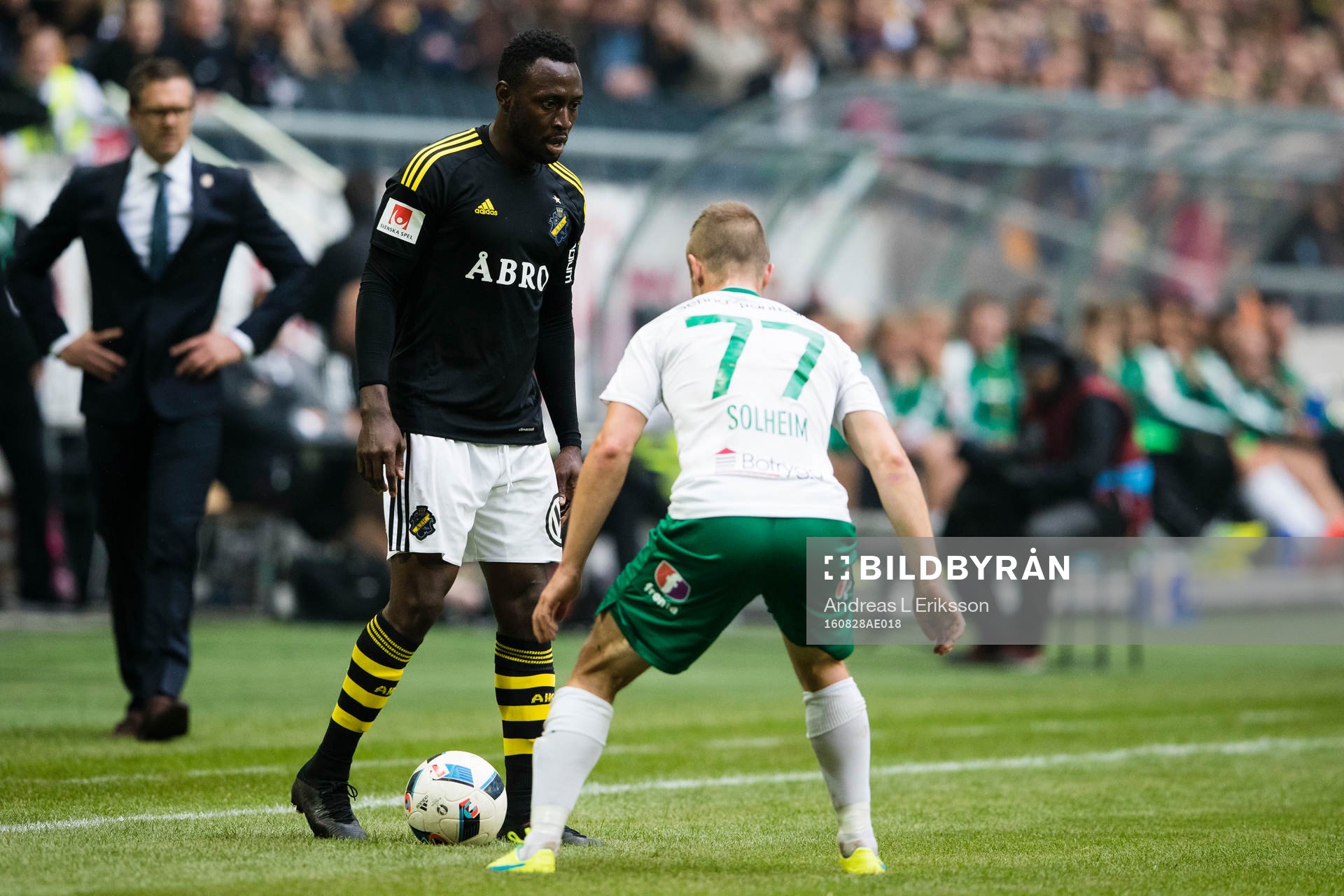 s Chinedu Ogbuke Obasi och Hammarbys Mats Solheim