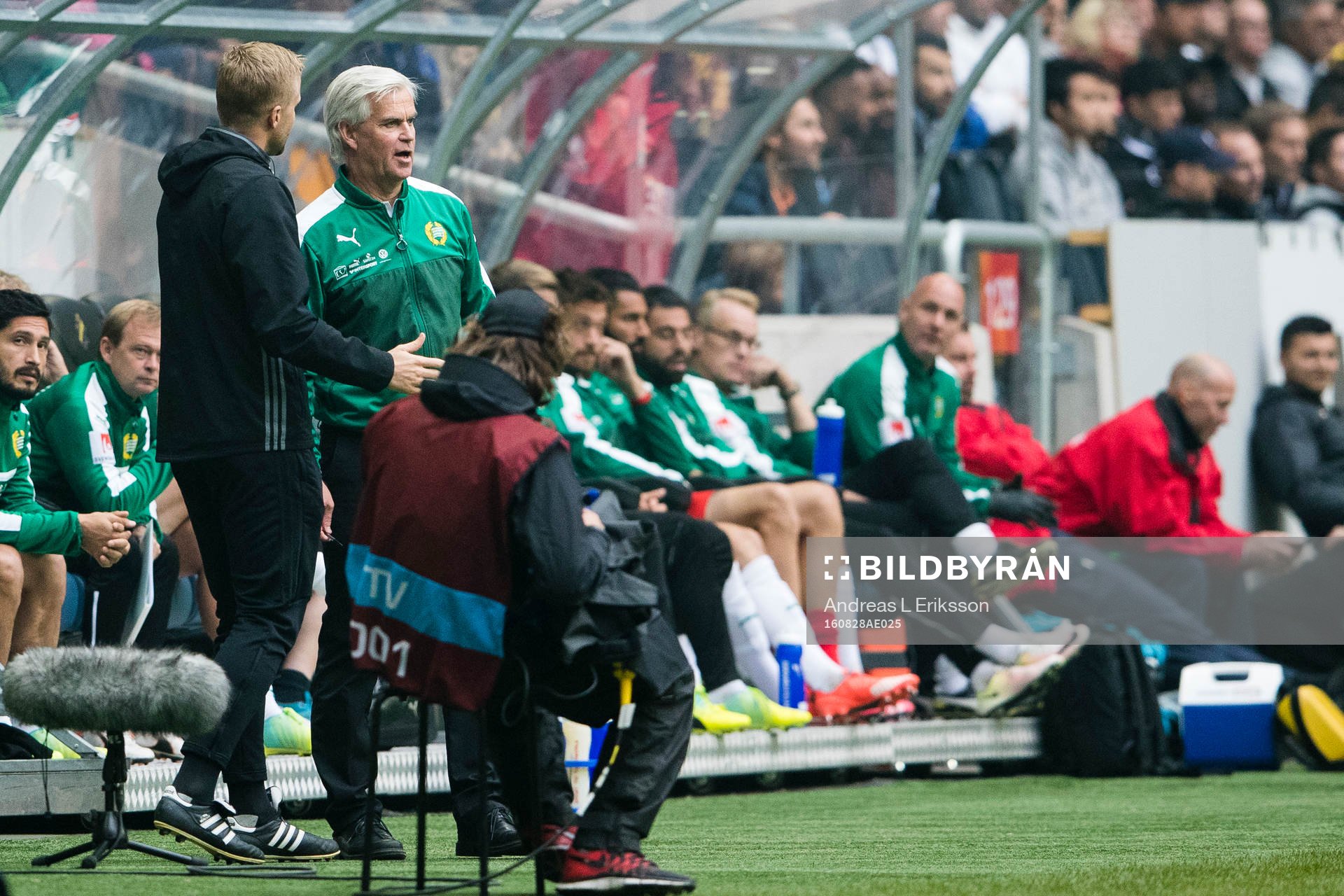Hammarbys tränare Nanne Bergstrand talar med