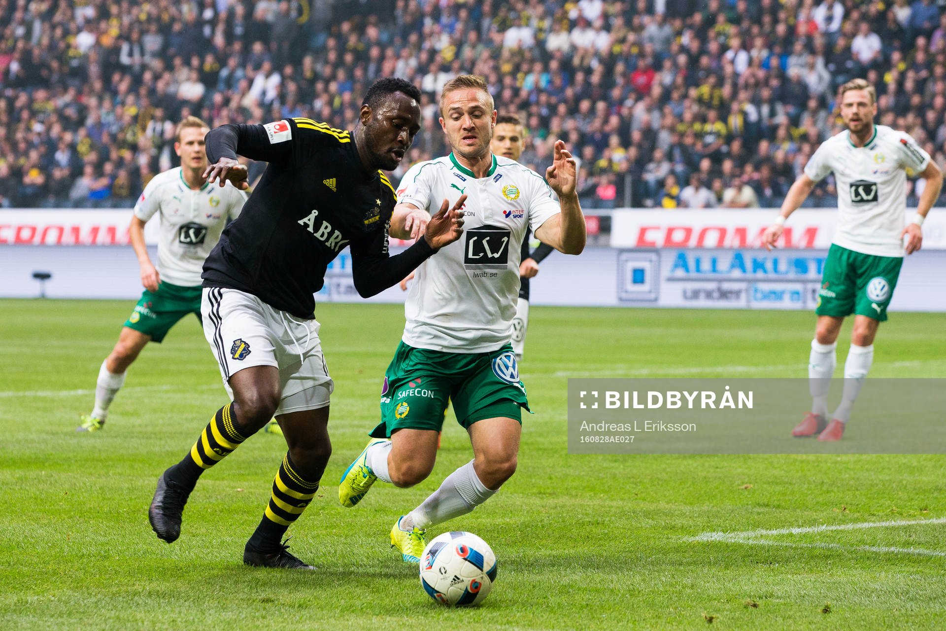 s Chinedu Ogbuke Obasi i kamp om bollen med Hammarbys Mats