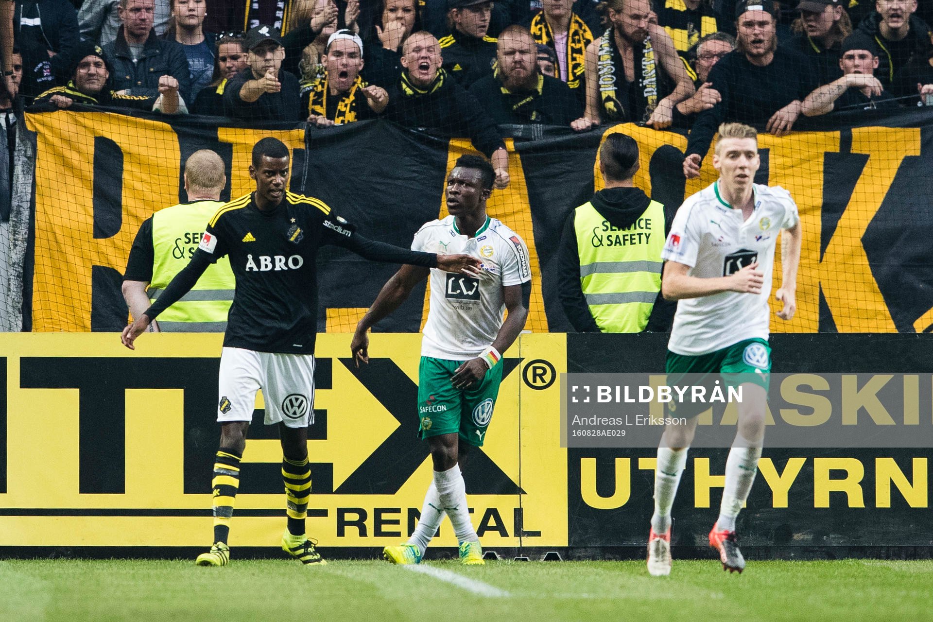 s Alexander Isak och Hammarbys Joseph Aidoo tjafsar