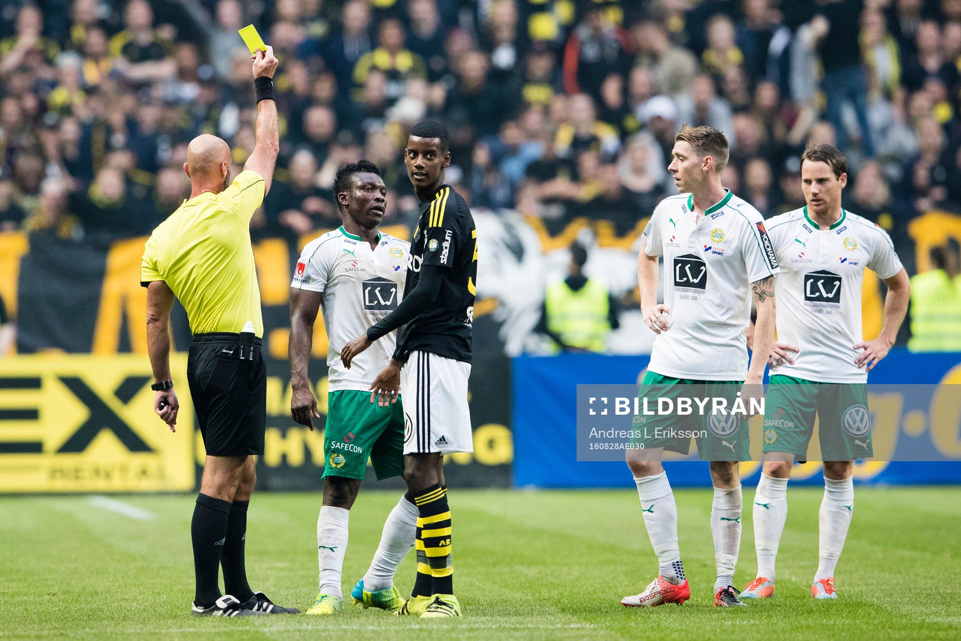Domare Stefan Johannesson delar ut gula kort till Hammarbys