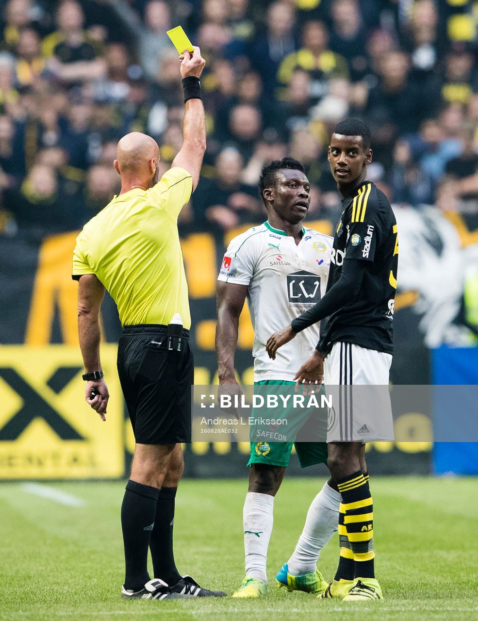 Domare Stefan Johannesson delar ut gula kort till Hammarbys
