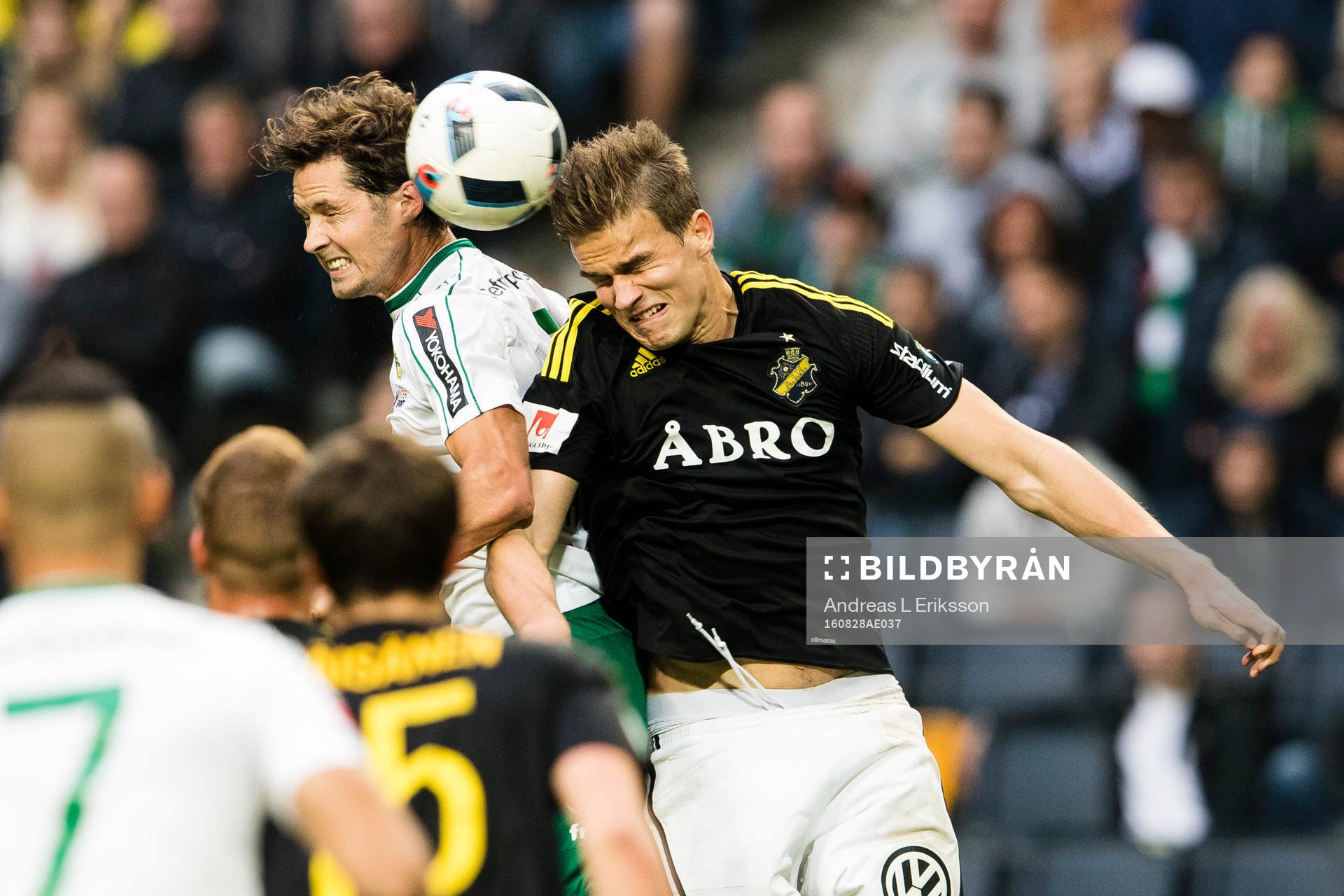 Hammarbys Philip Haglund i en nickduell med AIK:s Eero Markkanen under fotbollsmatchen i Allsvenskan mellan AIK och Hammarby den 28 augusti 2016 i Stockholm.