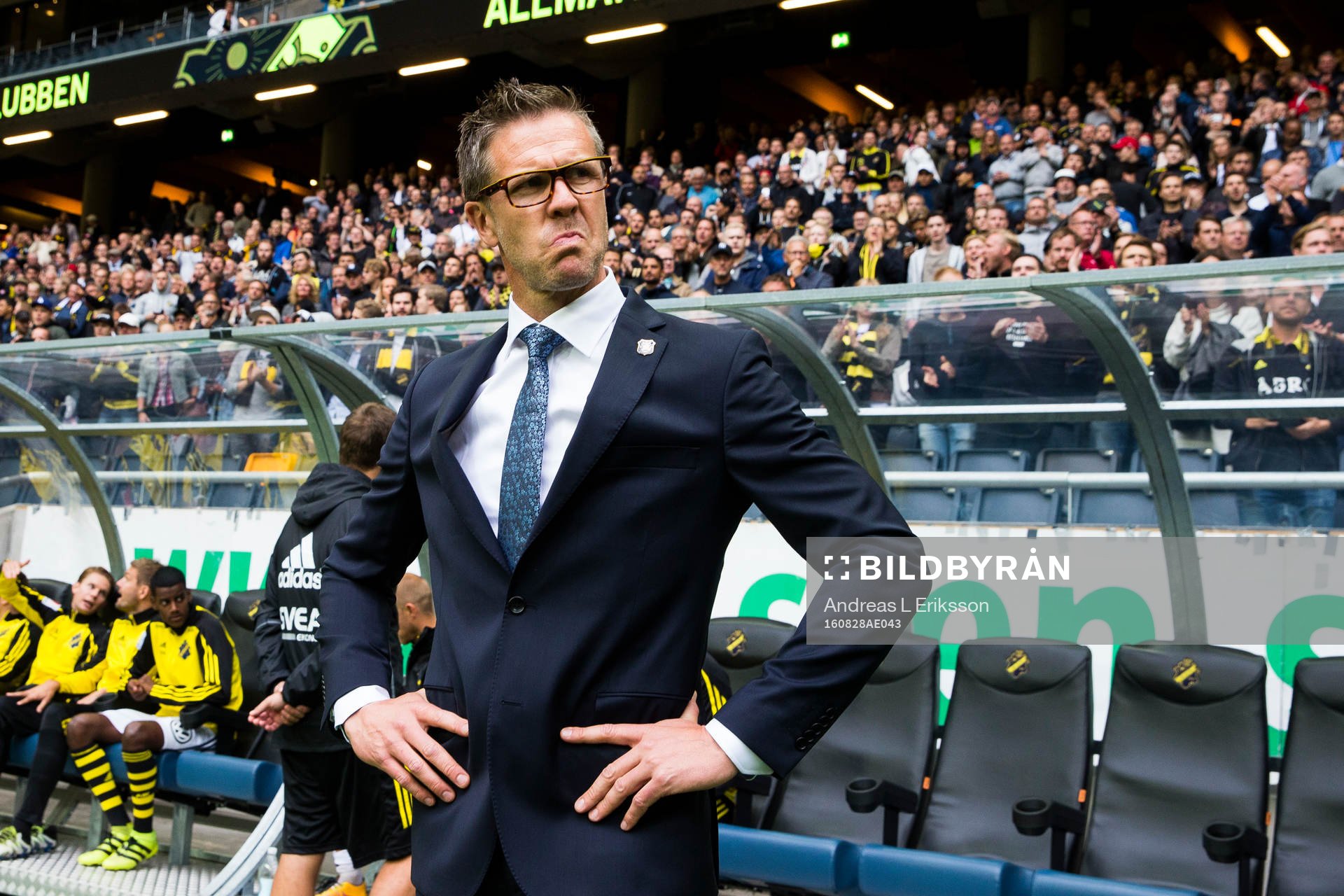 s tränare Rikard Norling innan fotbollsmatchen i