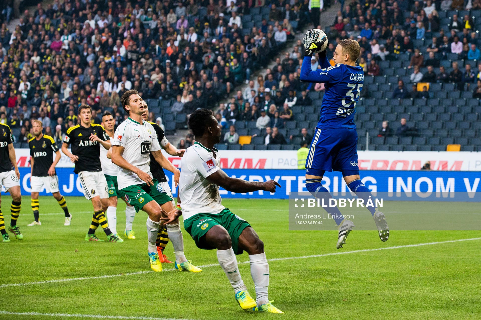 s målvakt Patrik Carlgren tar ner bollen