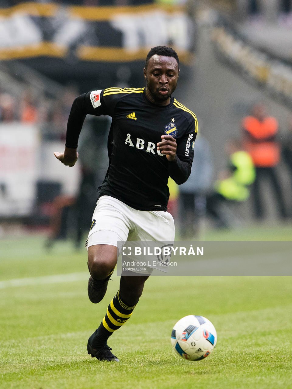 s Chinedu Ogbuke Obasi med bollen