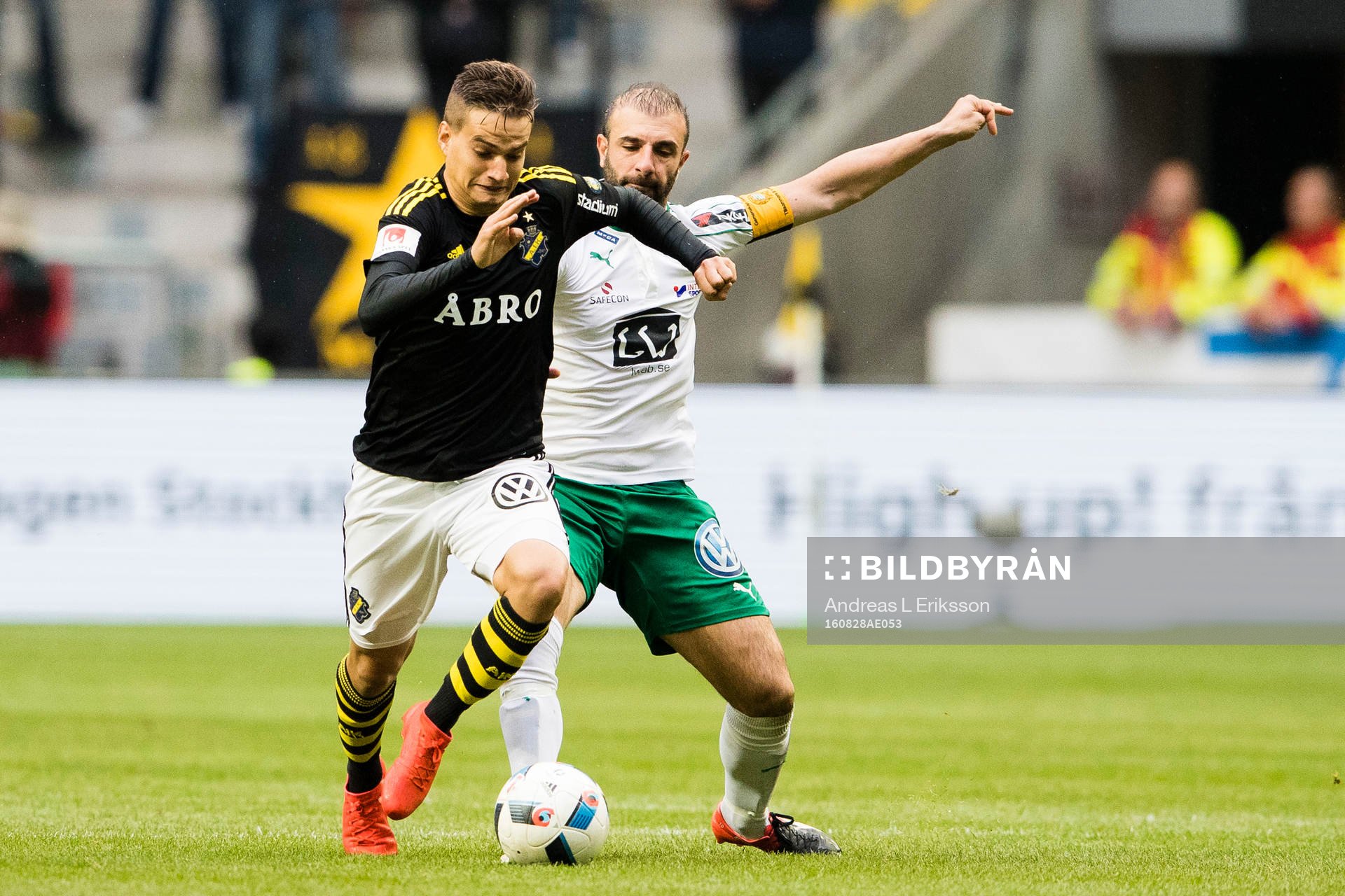 s Amin Affane i kamp om bollen med Hammarbys Kennedy