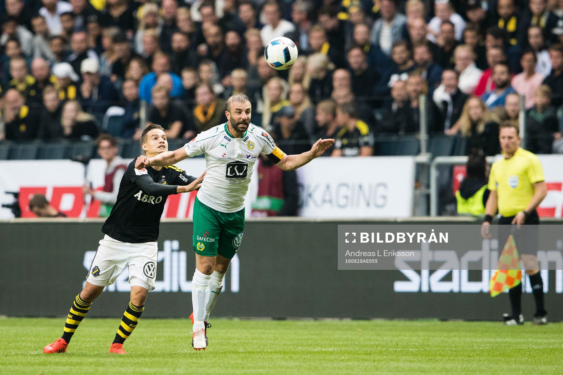 s Amin Affane puttar Hammarbys Kennedy Bakircioglu i ryggen