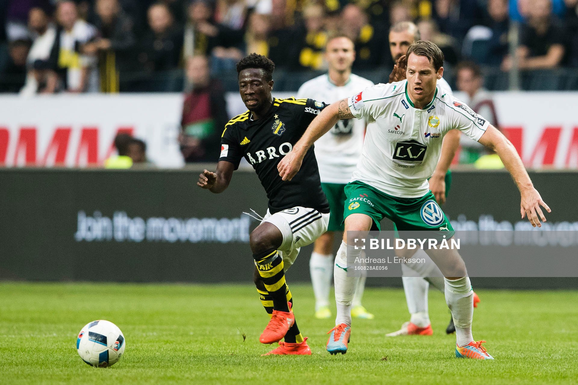 s Ebenezer Ofori i kamp om bollen med Hammarbys Johan