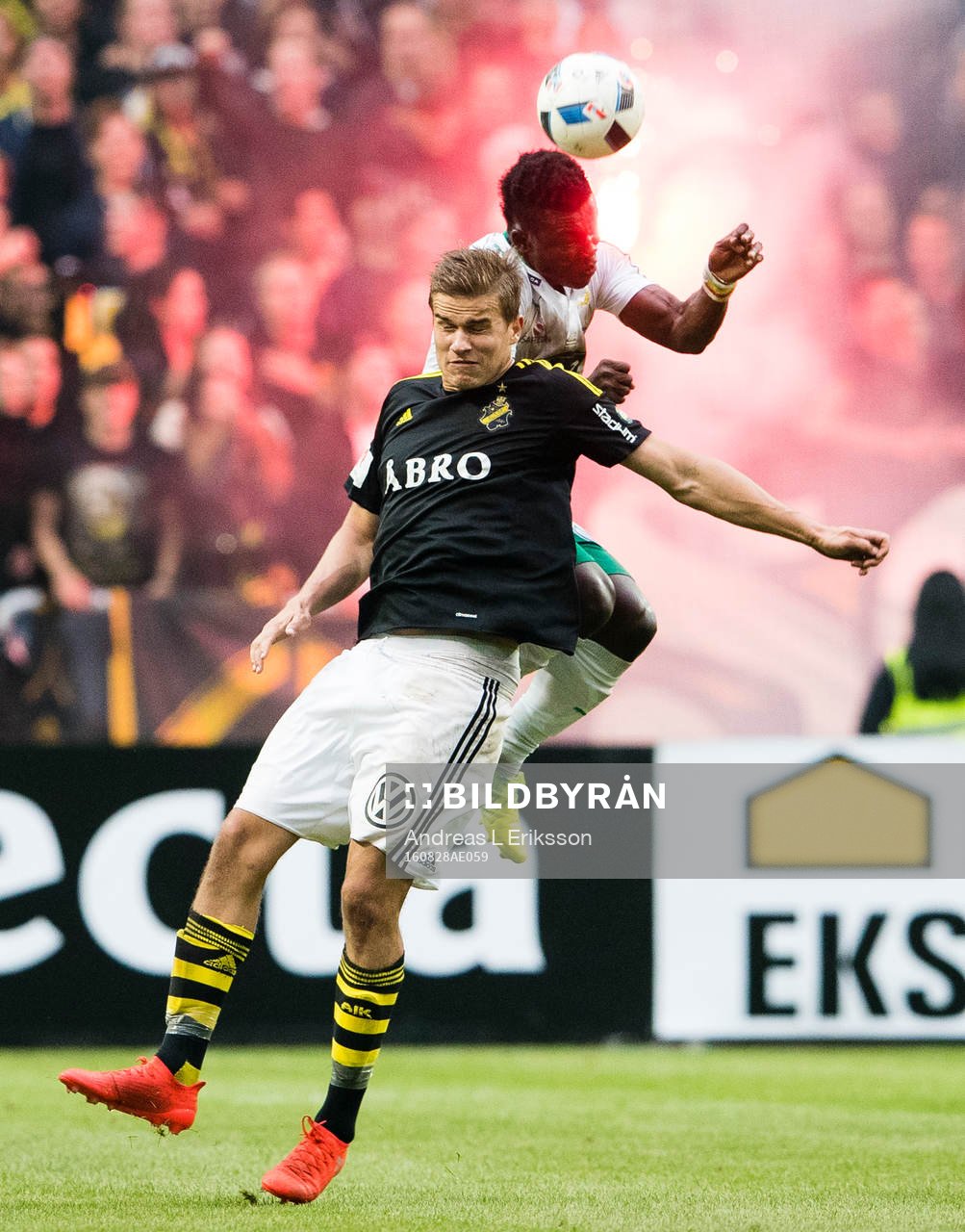 AIK:s Eero Markkanen i en nickduell med Hammarbys Joseph Aidoo under fotbollsmatchen i Allsvenskan mellan AIK och Hammarby den 28 augusti 2016 i Stockholm.