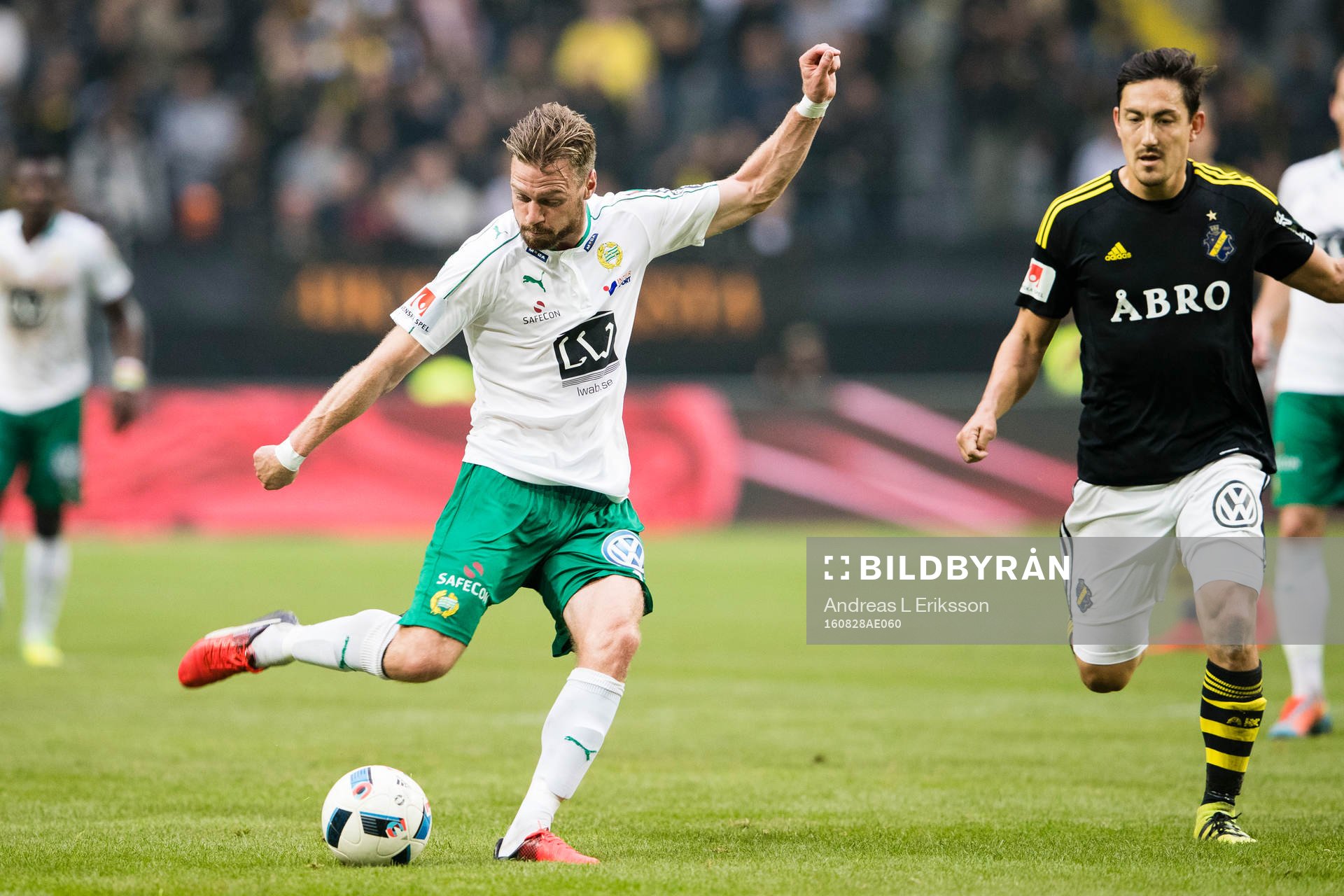 Hammarbys Arnór Smárason med ett skott