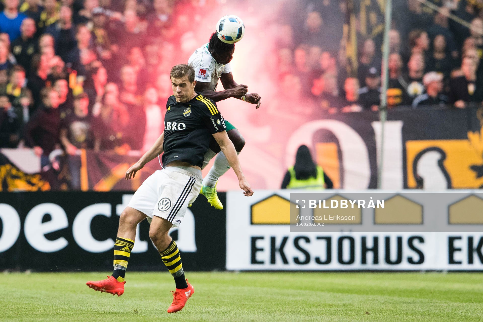 AIK:s Eero Markkanen i en nickduell med Hammarbys Joseph Aidoo under fotbollsmatchen i Allsvenskan mellan AIK och Hammarby den 28 augusti 2016 i Stockholm.