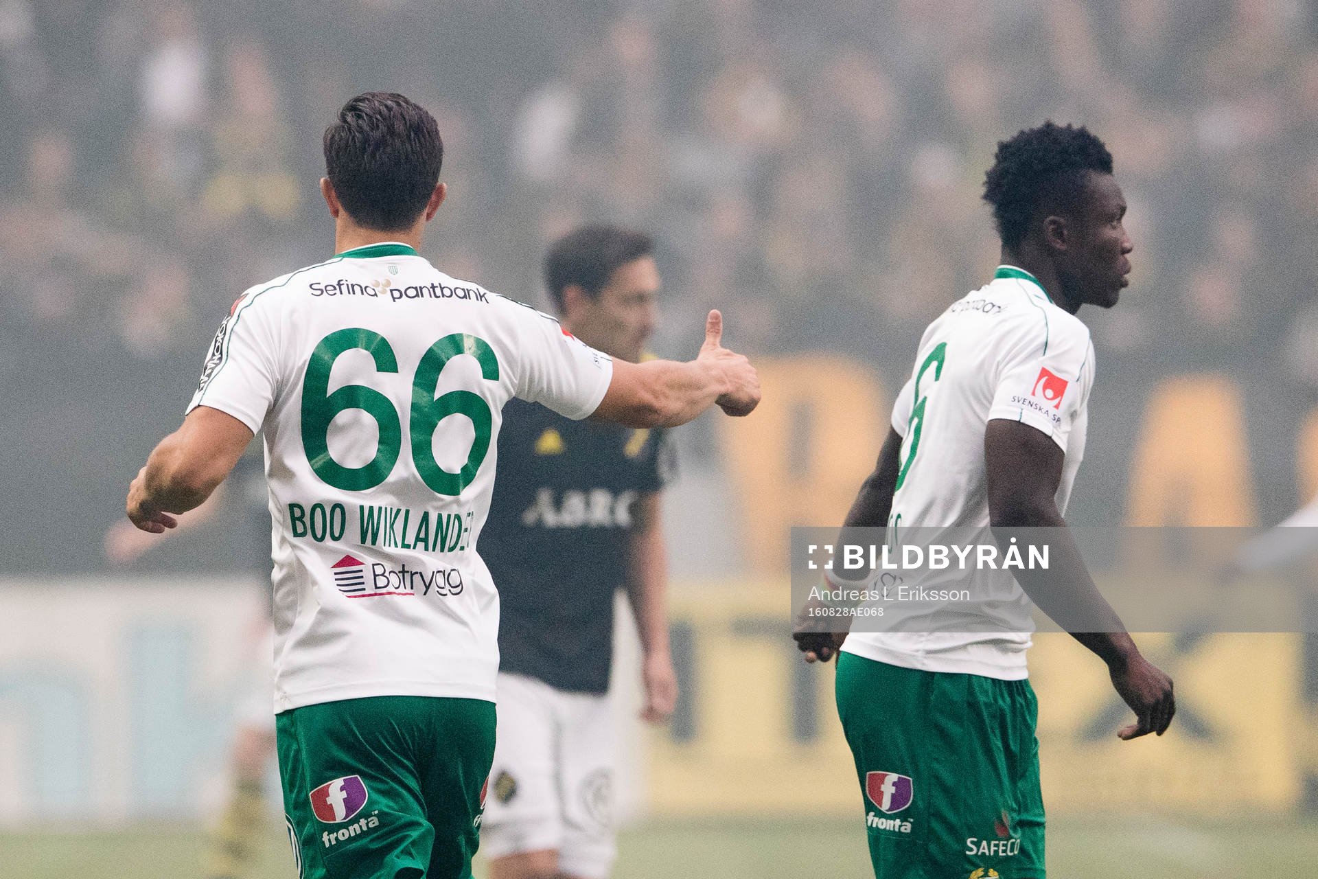 Hammarbys David Boo Wiklander gör tummen upp till