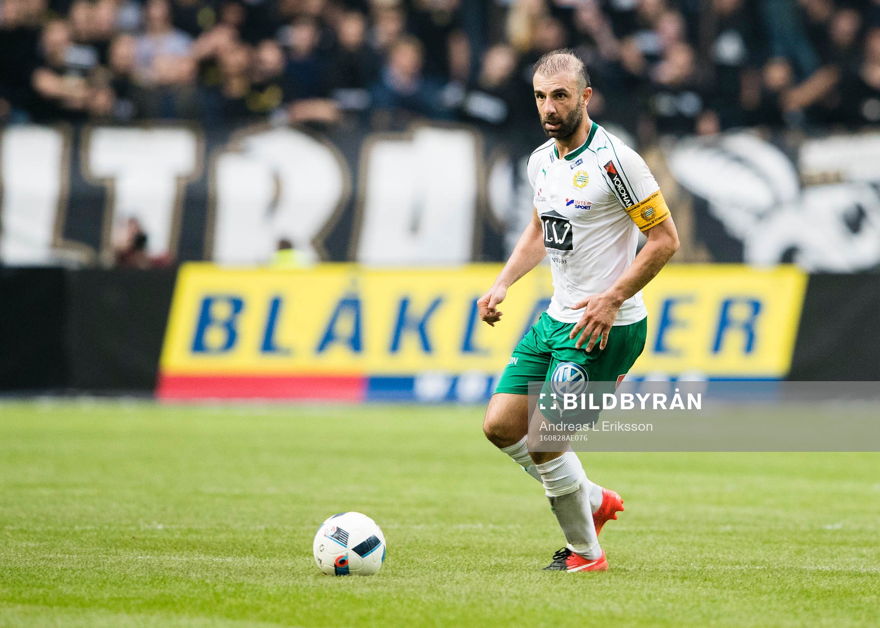 Hammarbys Kennedy Bakircioglu med bollen