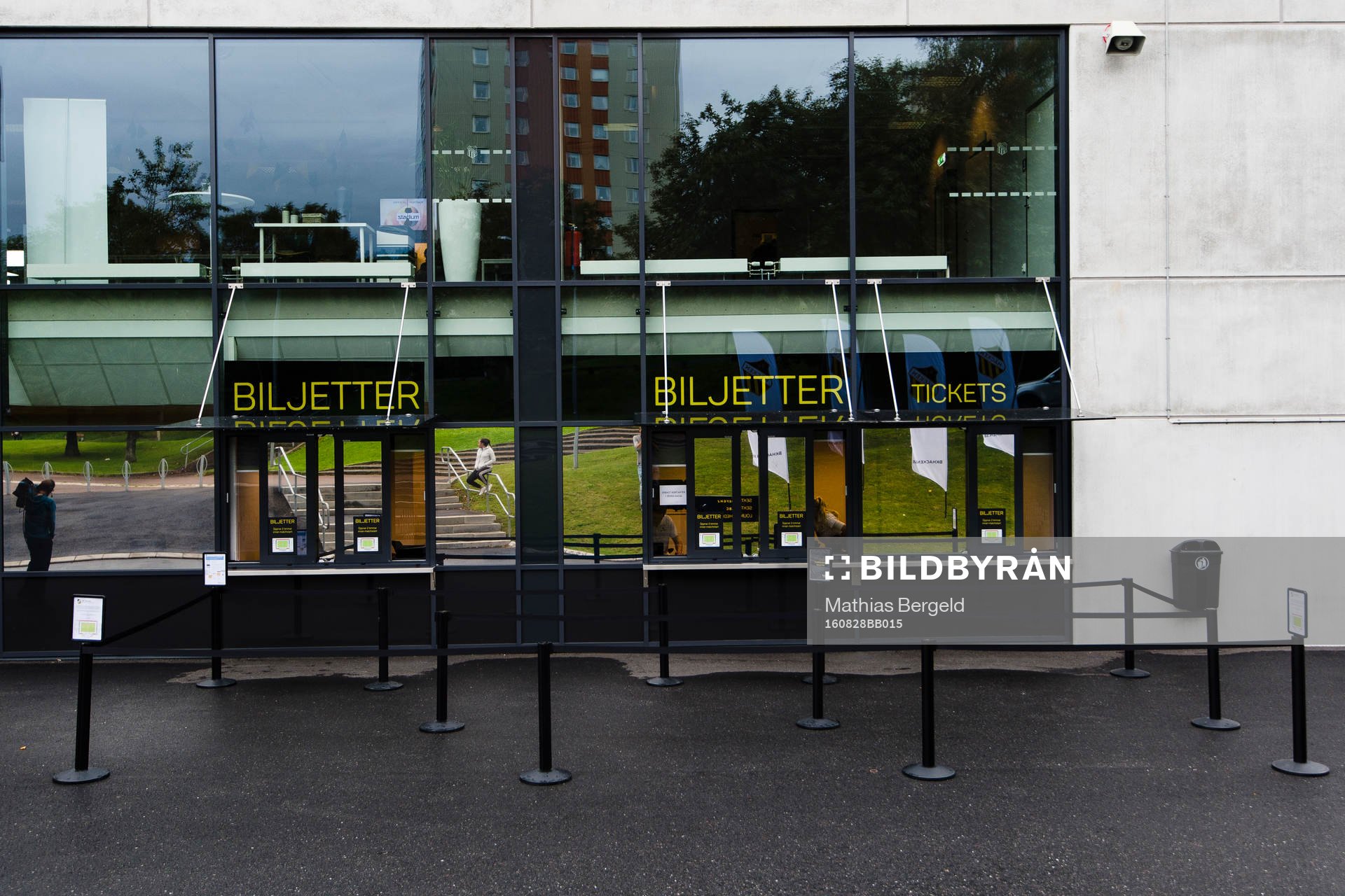 Biljettluckor vid Bravida Arena innan fotbollsmatchen i